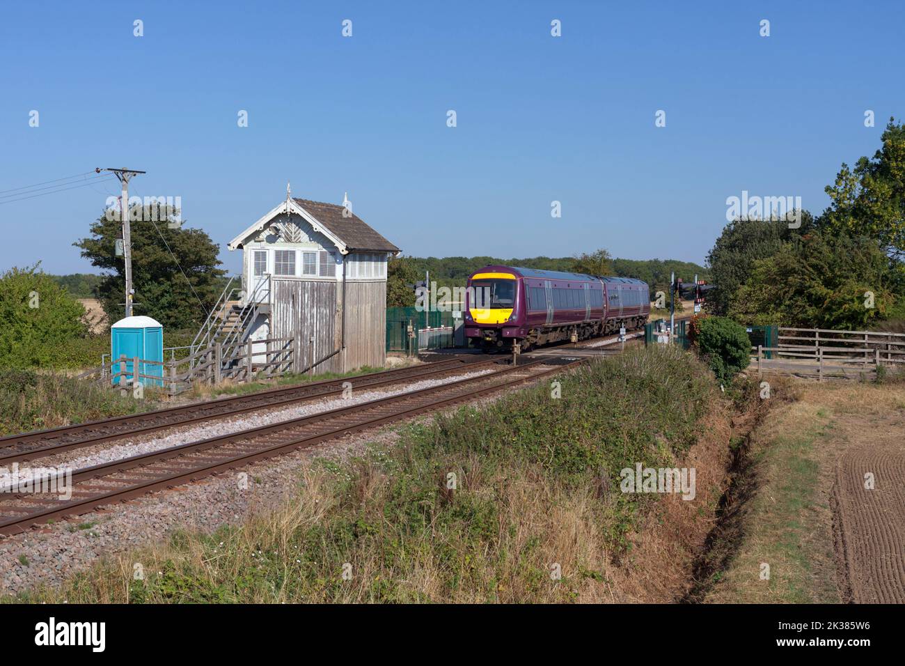 Treno turbostar di classe 170 delle East Midlands che passa davanti alla cassa di segnalazione chiusa a Roxton Sidings, Lincolnshire, Regno Unito Foto Stock