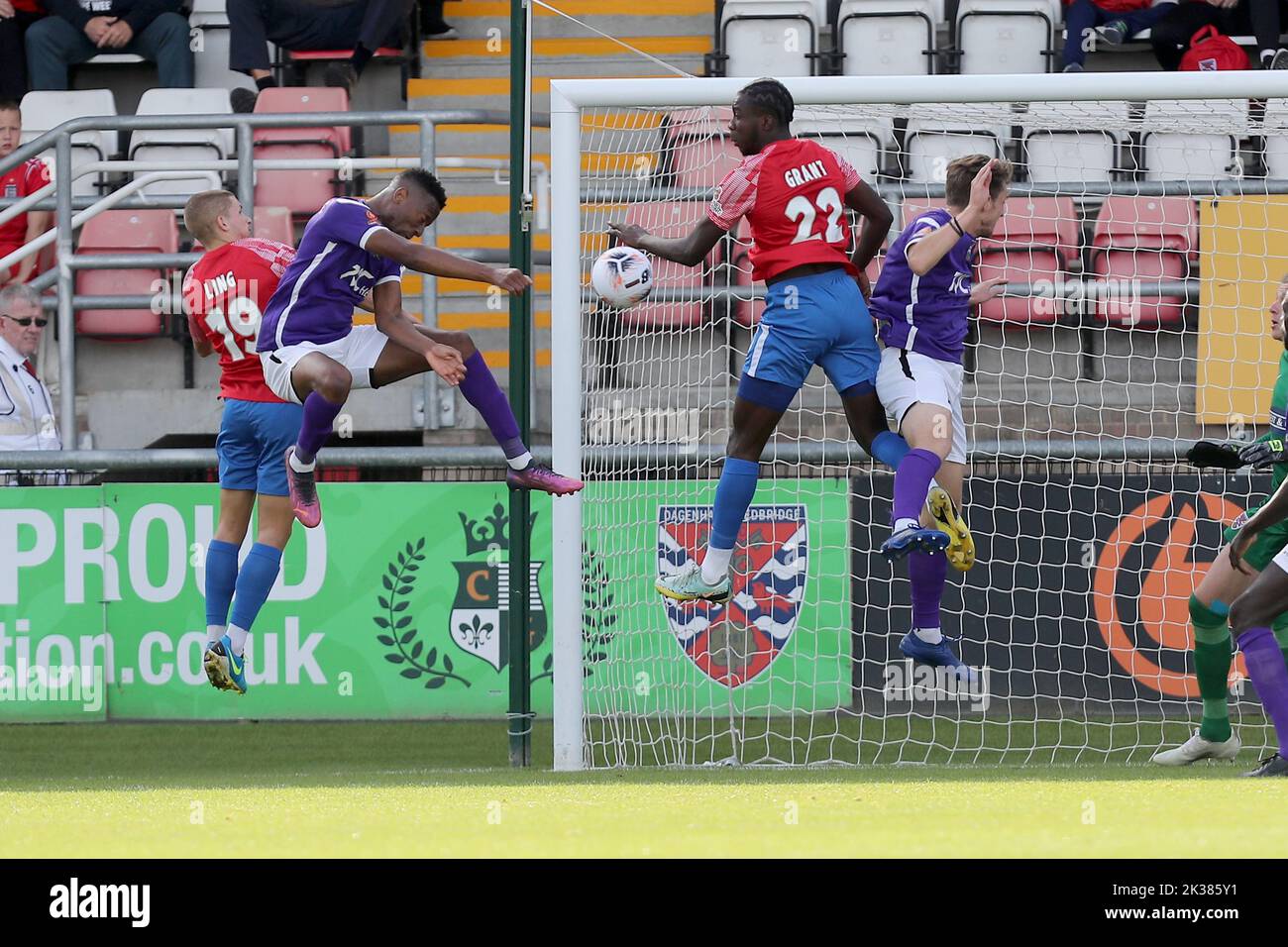 Nicke Kabamba di Barnet segna il primo gol per la sua squadra e festeggia durante Dagenham & Redbridge vs Barnet, Vanarama National League Football at Foto Stock