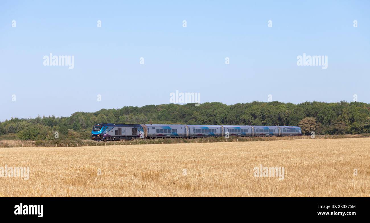 Primo treno Transpennine Express Nova 3 con una locomotiva di classe 68 che passa per terreni arabili nel Lincolnshire Foto Stock