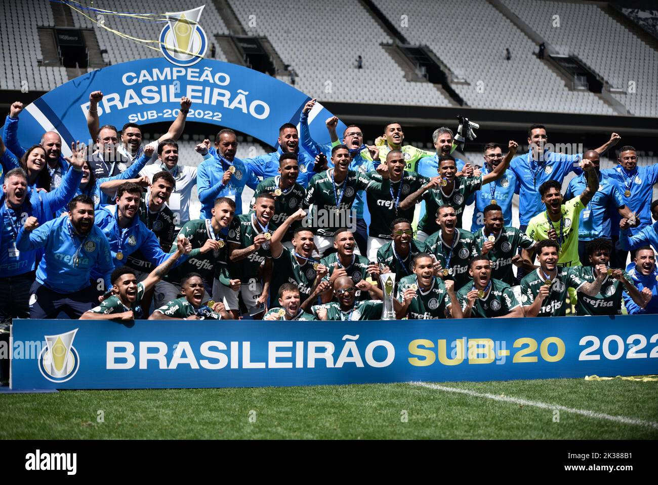 San Paolo, San Paolo, Brasile. 25th Set, 2022. Sao Paulo (SP), 25/09/2022 - BRASILEIRO SUB-20/CORINTHIANS X PALMEIRAS - Comemoracao do Palmeiras apos partida entre Corinthians e Palmeiras, valida pela final do Campeonato Brasileiro de Futebol Sub-20, realizada na Neo Quimica Arena, em Itaquera de San Paolo, na de settembro, 2022, 25 zona de leste de leste de sesto,. O Palmeiras venceu por 1 a 0, com gol de endrick, e foi campeao do torneio. (Credit Image: © Ronaldo Barretto/TheNEWS2 via ZUMA Press Wire) Foto Stock