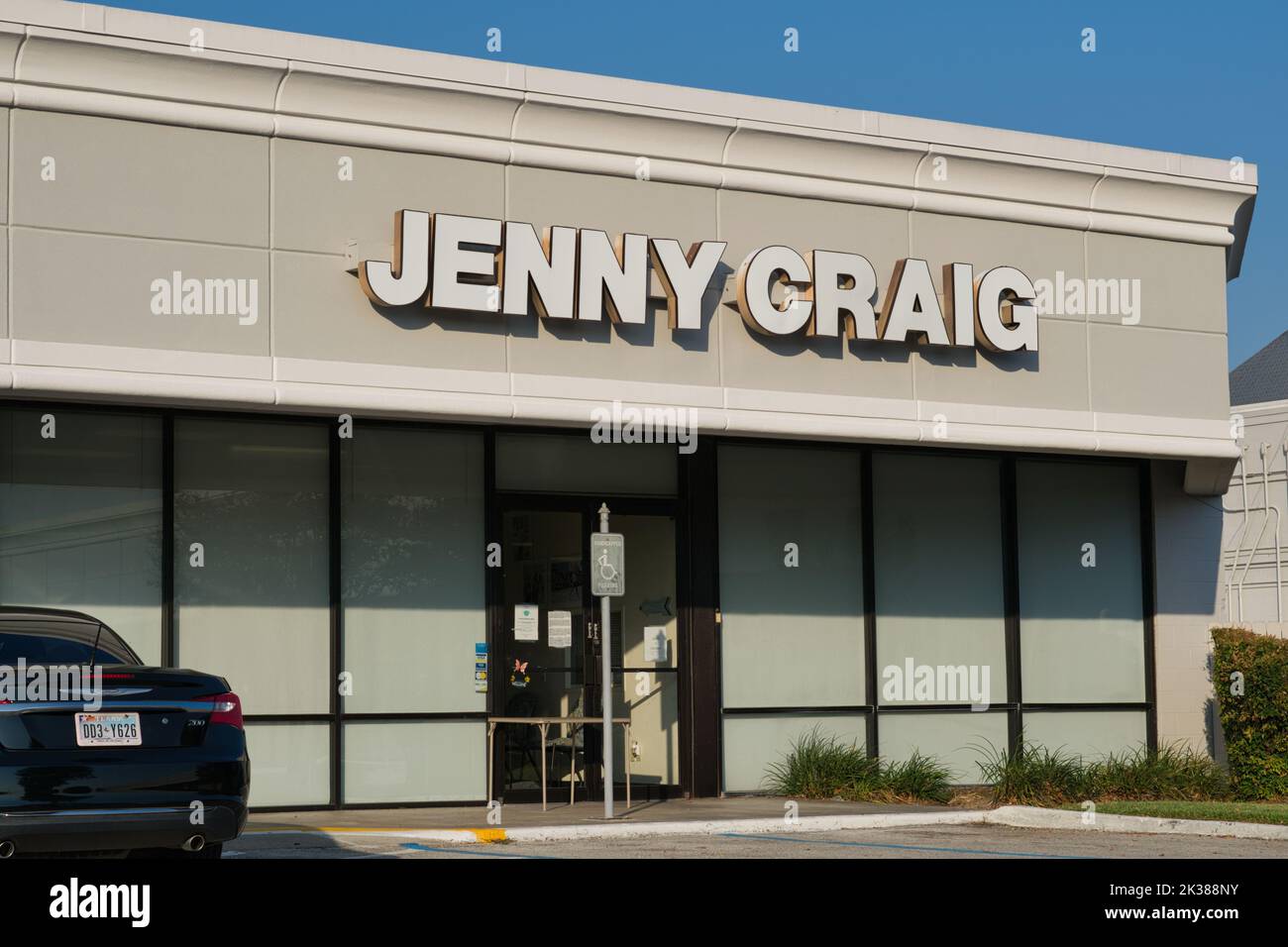 Houston, Texas USA 09-23-2022: Jenny Craig edificio clinica perdita di peso esterno e parcheggio in un centro commerciale di Houston, Texas. Foto Stock