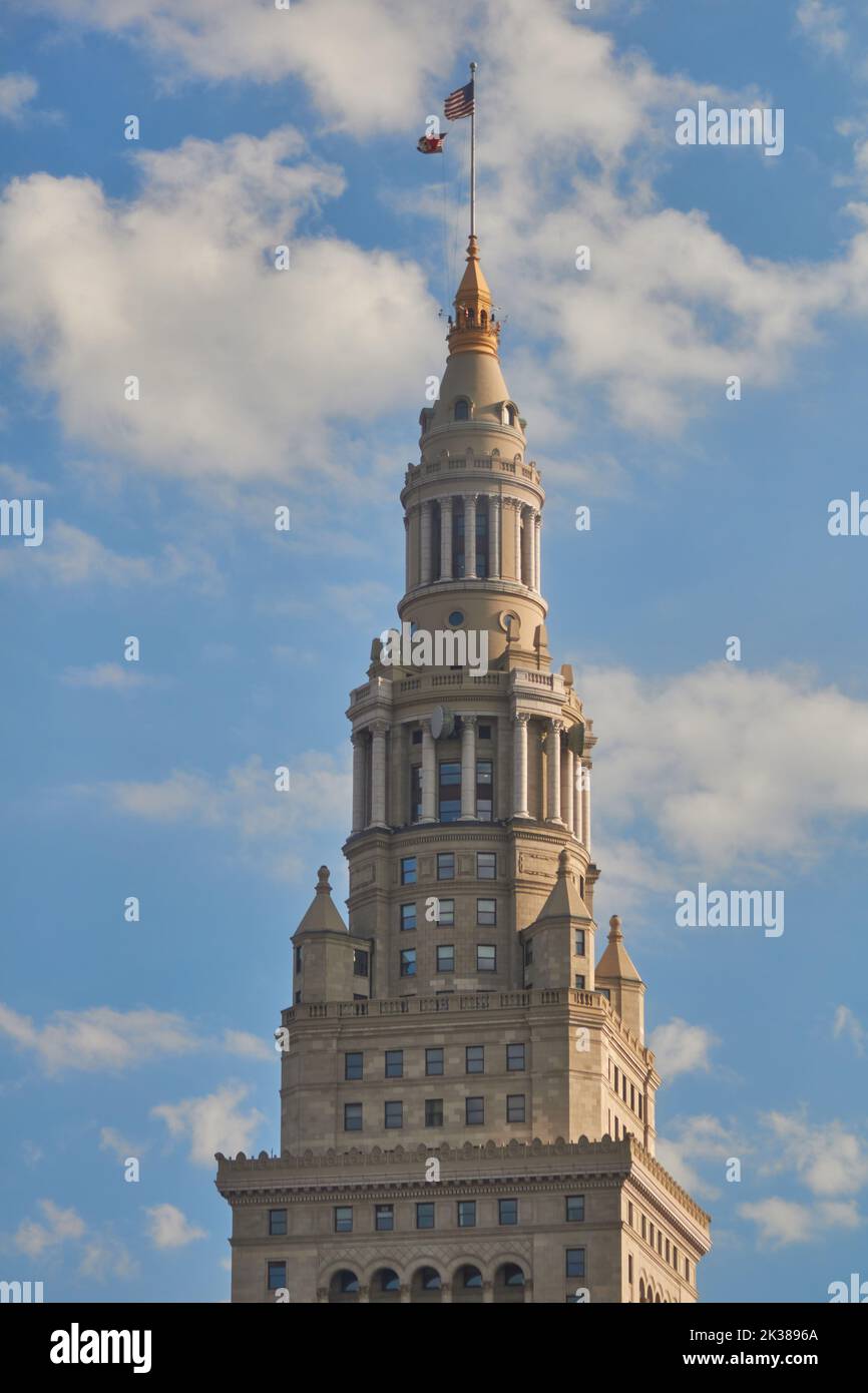 Cleveland, Ohio, USA - 19 settembre 2022: I piani superiori della Terminal Tower, con le sue piccole cupole, guglia e bandiere americane e dei Cleveland Browns. Foto Stock