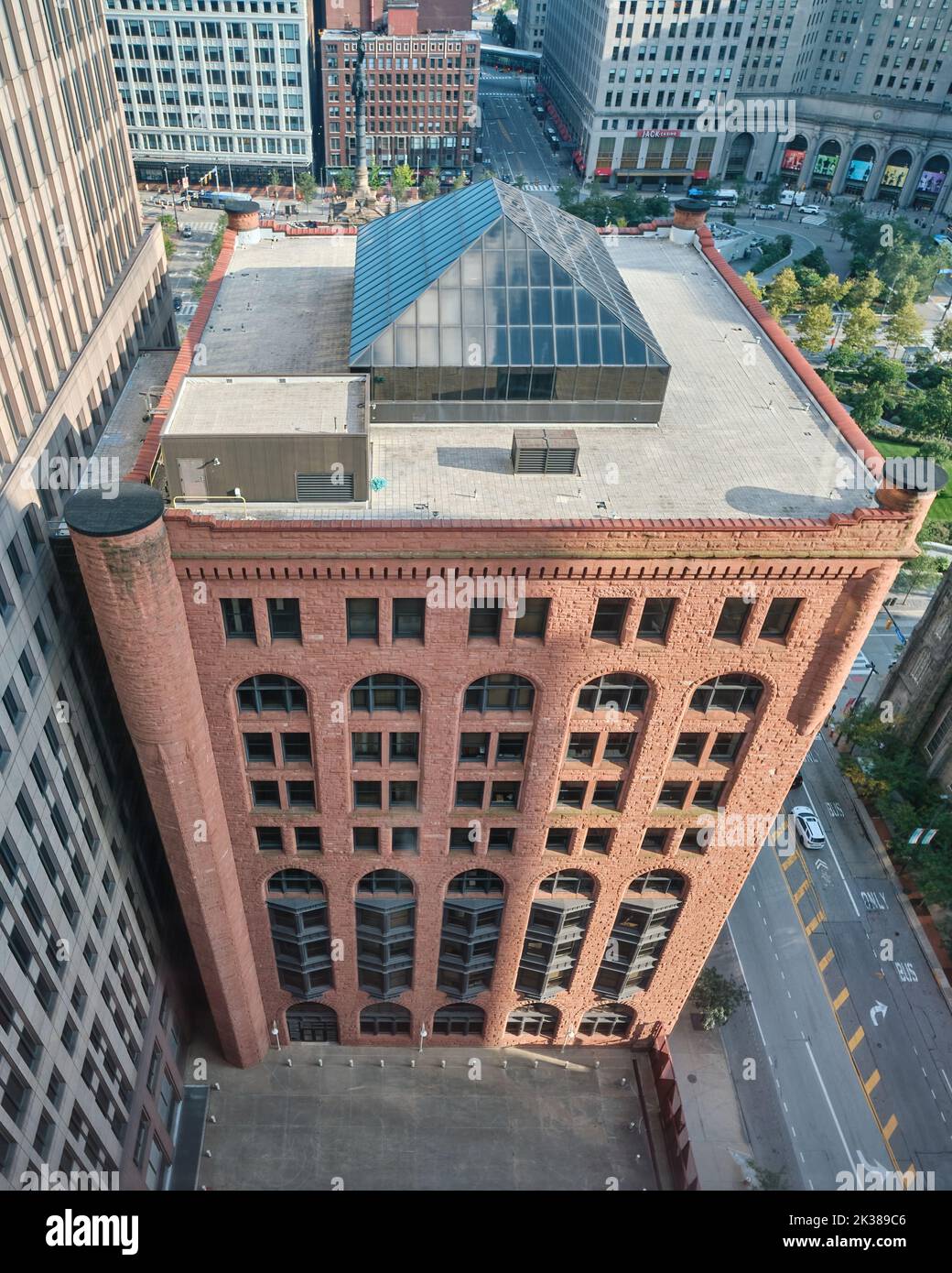 Cleveland, Ohio, USA - 19 settembre 2022: Vista su un edificio KeyBank nel complesso della Key Tower, con Ontario Street accanto. Foto Stock