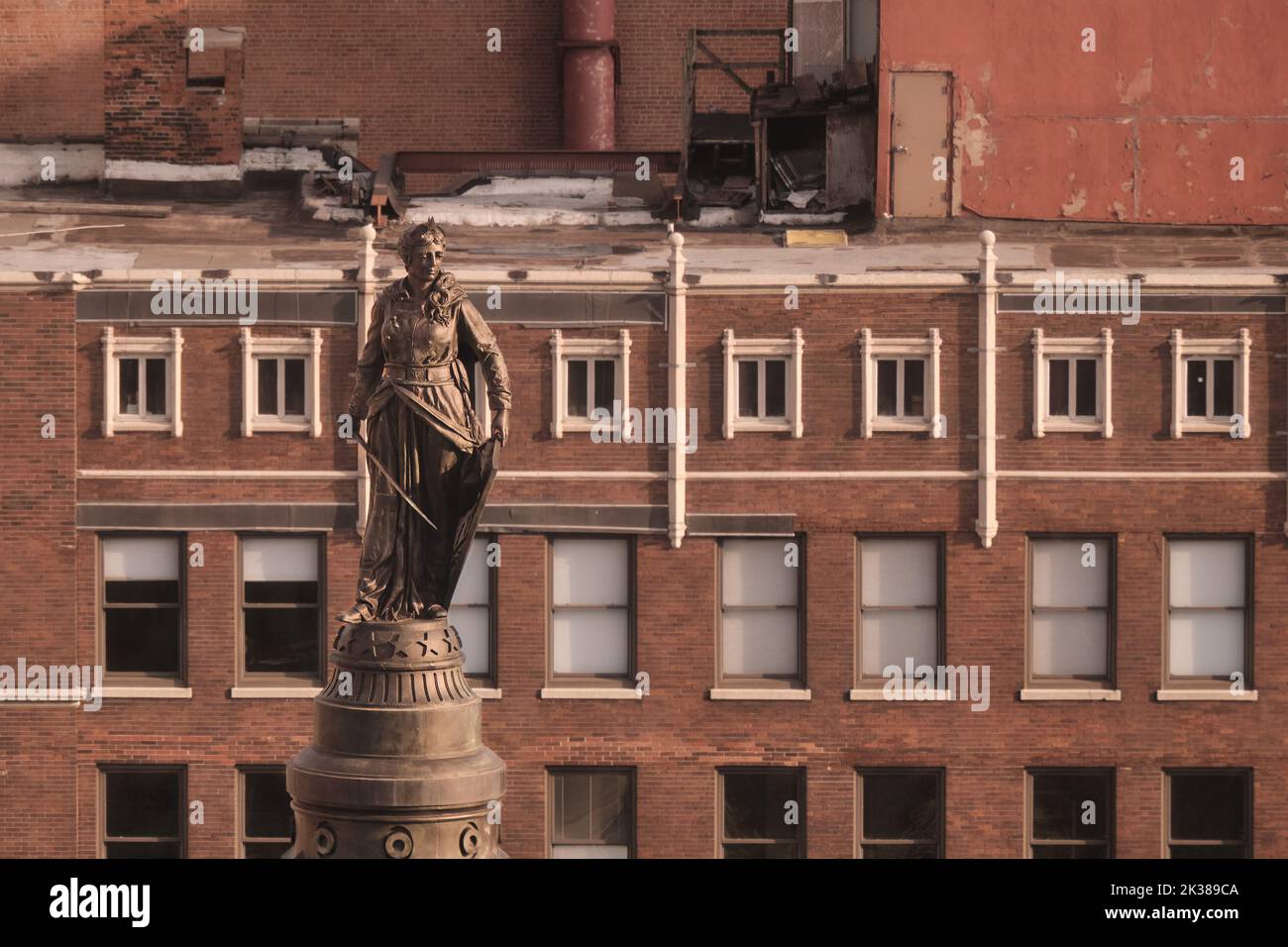 Cleveland, Ohio, USA - 19 settembre 2022: La figura della libertà in cima al monumento dei soldati e dei marinai nella Piazza pubblica di Cleveland. Il Civil Foto Stock