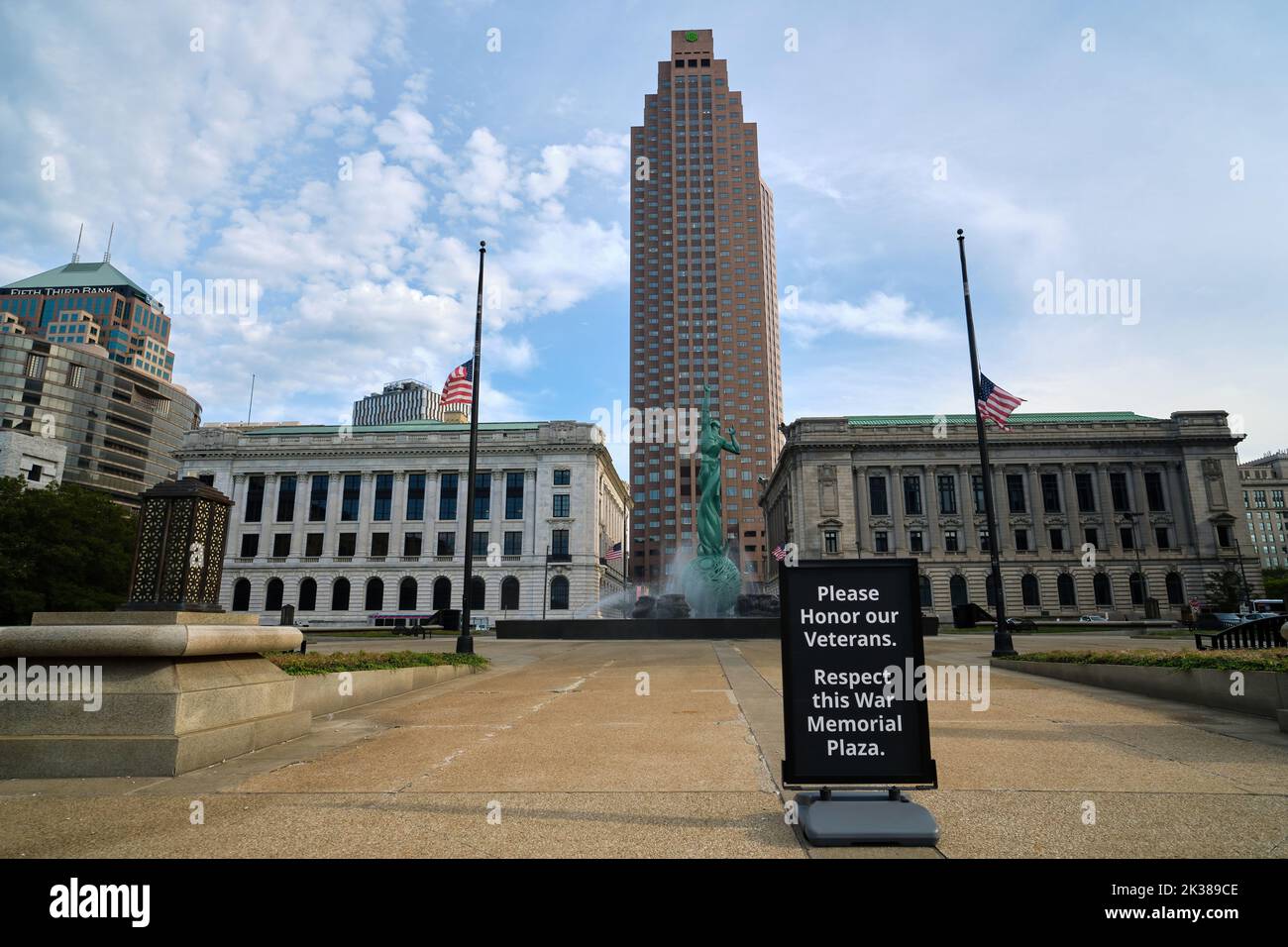 Cleveland, Ohio, USA - 20 settembre 2022: Un cartello di fronte al monumento della Fontana della vita eterna recita: 'Please Honor our Vetrans. Resepect questa guerra Foto Stock