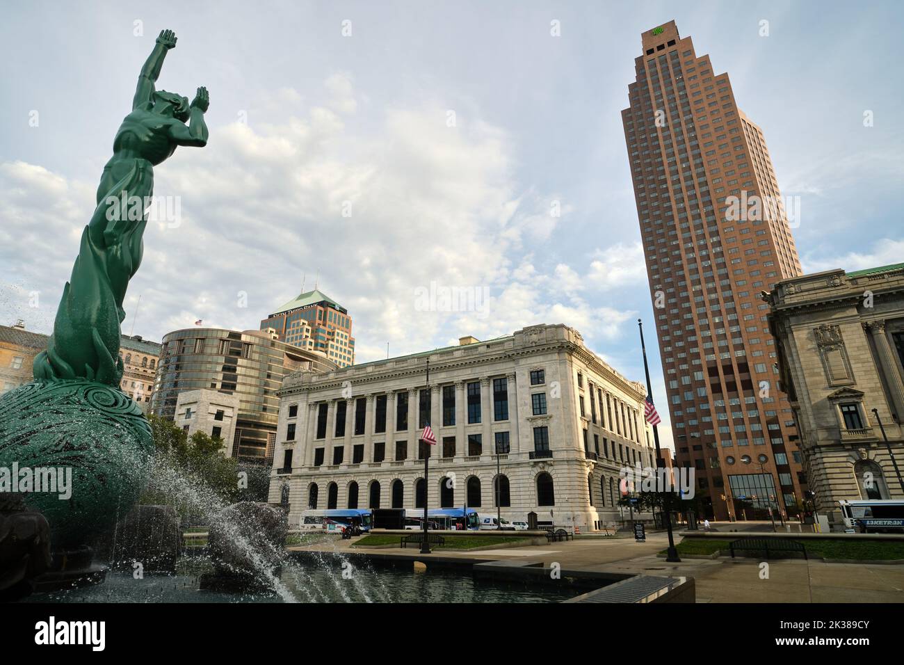 Cleveland, Ohio, USA - 20 settembre 2022: Il grattacielo della 200 Public Square è visto dal Vetran's Memorial Park, con la figura della Fontana di Foto Stock