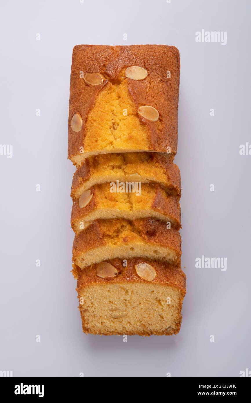 Torta di burro umida tagliata a fette isolata su fondo bianco. Fette di pan di Spagna all'ananas Foto Stock