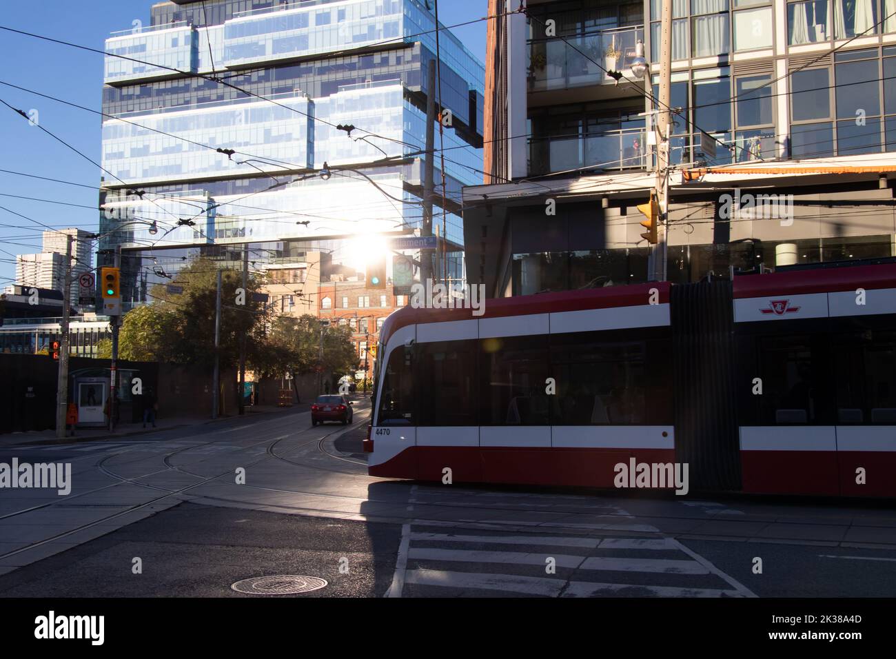 La mattina presto si sguastano gli edifici del centro di Toronto, mentre un tram TTC si spegne da Parliament Street. Foto Stock