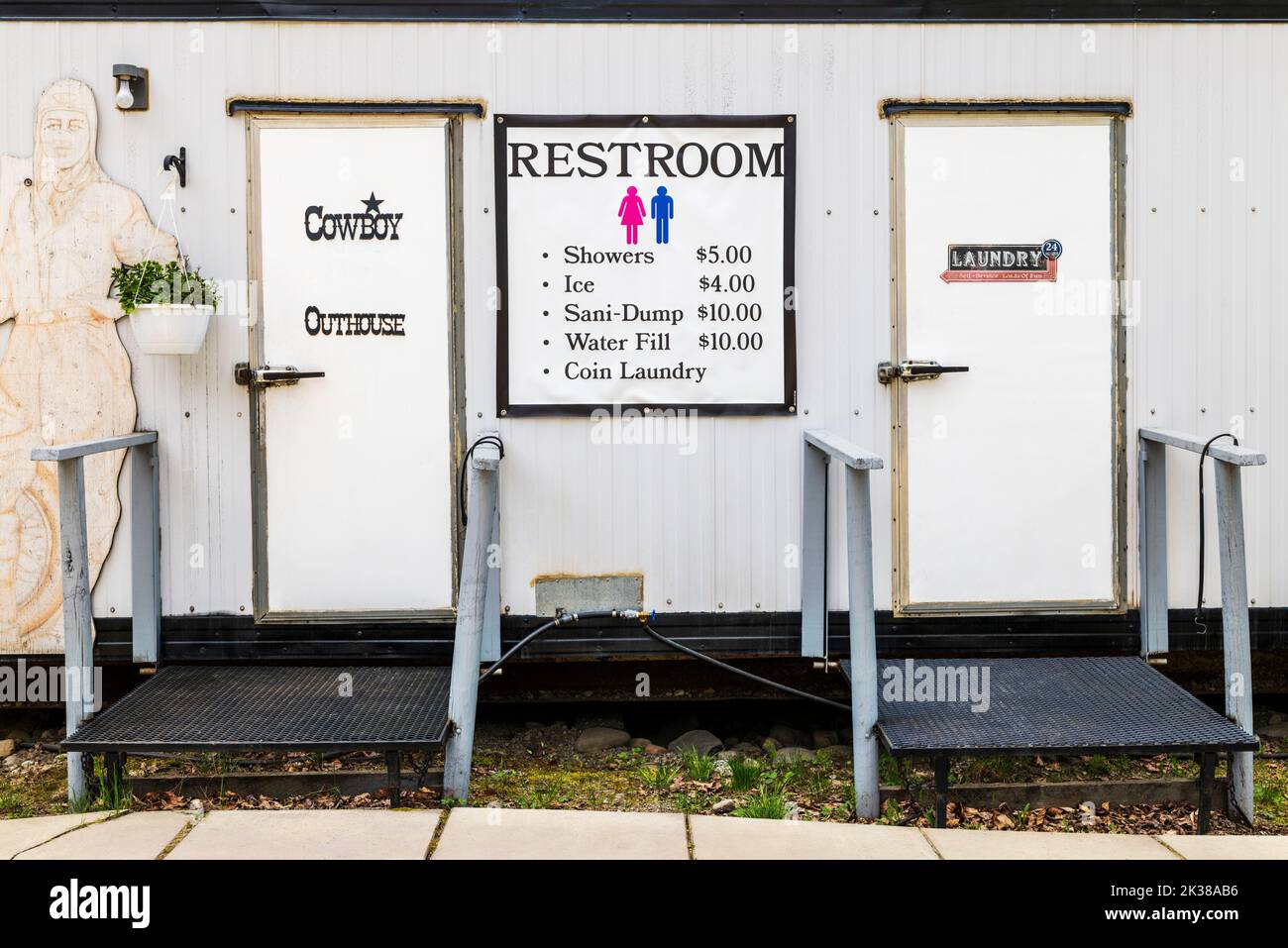 Comical Outhouse & Showers; Tetsa River Lodge; Fort Nelson; British Columbia; Canada Foto Stock
