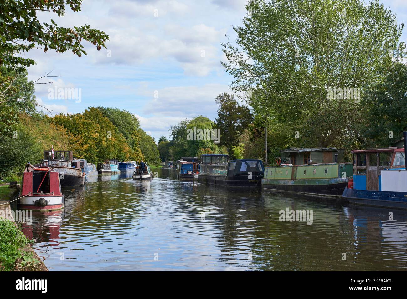 Barche a remi sul Canal Grande Union vicino a Batchworth Lock, Rickmansworth, Hertfordshire, Inghilterra sudorientale Foto Stock