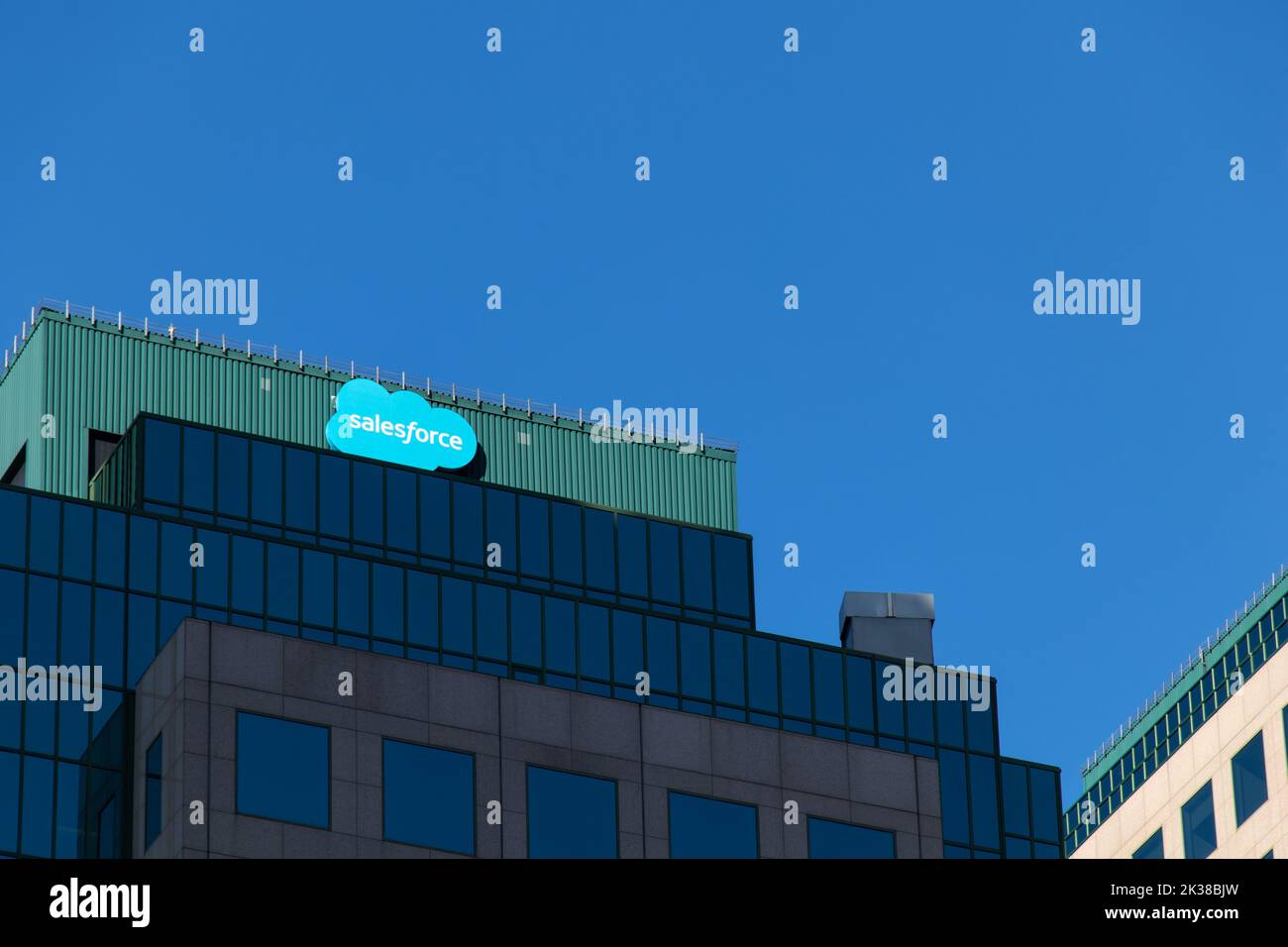 Il logo Salesforce in cima a un alto edificio di uffici a Toronto; Saleforce è un'azienda americana di software basata su cloud. Foto Stock