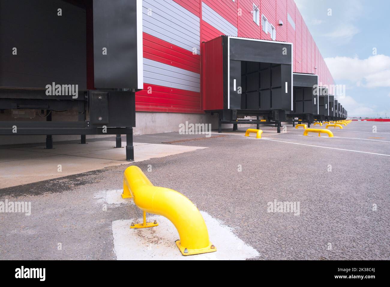 Rampe di ingresso di un grande magazzino di distribuzione con cancelli per il carico di merci, magazzino e concetto di trasporto Foto Stock