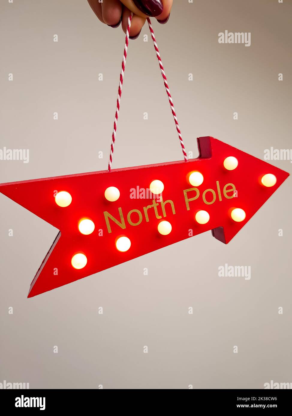 Primo piano della freccia rossa con iscrizione polo nord, giocattolo di natale Foto Stock