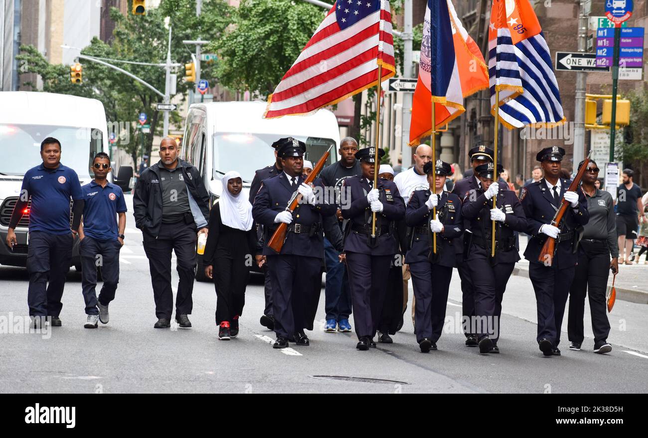 New York City, Stati Uniti. 25th Set, 2022. Il New York Correction Department è visto marciare lungo Madison Avenue a New York City durante la parata annuale del giorno musulmano americano. Credit: Ryan Rahman/Alamy Live News Foto Stock