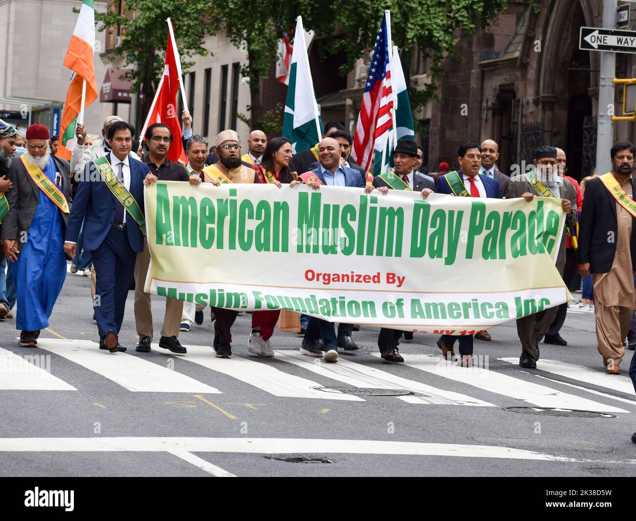 New York City, Stati Uniti. 25th Set, 2022. I partecipanti sono visti cantare 'Allahu Akbar' durante la Parata annuale del giorno musulmano lungo Madison Avenue a New York City. Credit: Ryan Rahman/Alamy Live News Foto Stock
