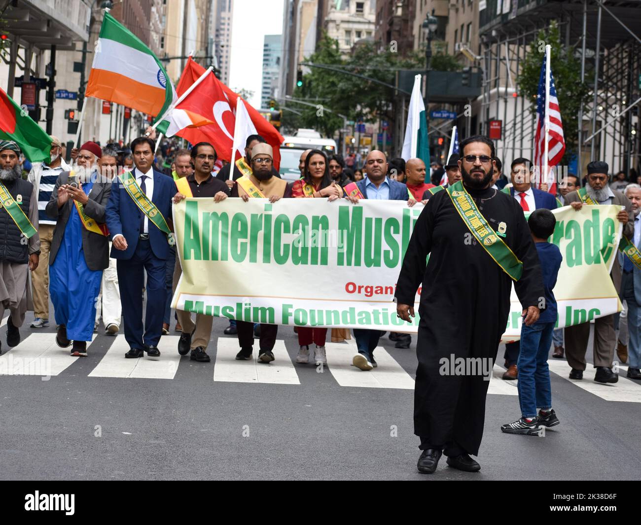 New York City, Stati Uniti. 25th Set, 2022. I partecipanti sono visti cantare 'Allahu Akbar' durante la Parata annuale del giorno musulmano lungo Madison Avenue a New York City. Credit: Ryan Rahman/Alamy Live News Foto Stock