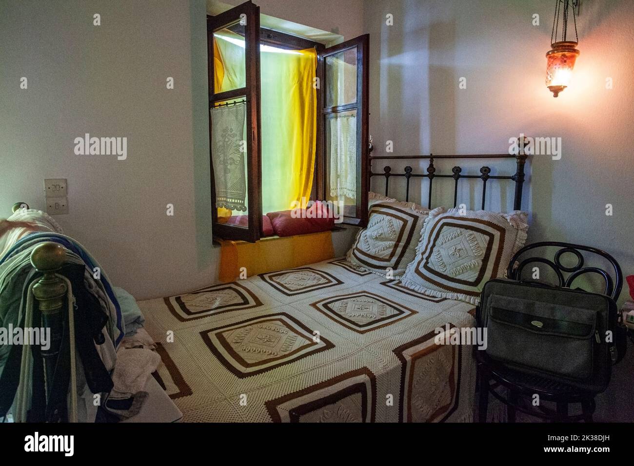 Isola di Skiathos, interno di vecchia casa ristrutturata con mobili originali, arcipelago delle Sporadi, Grecia Foto Stock