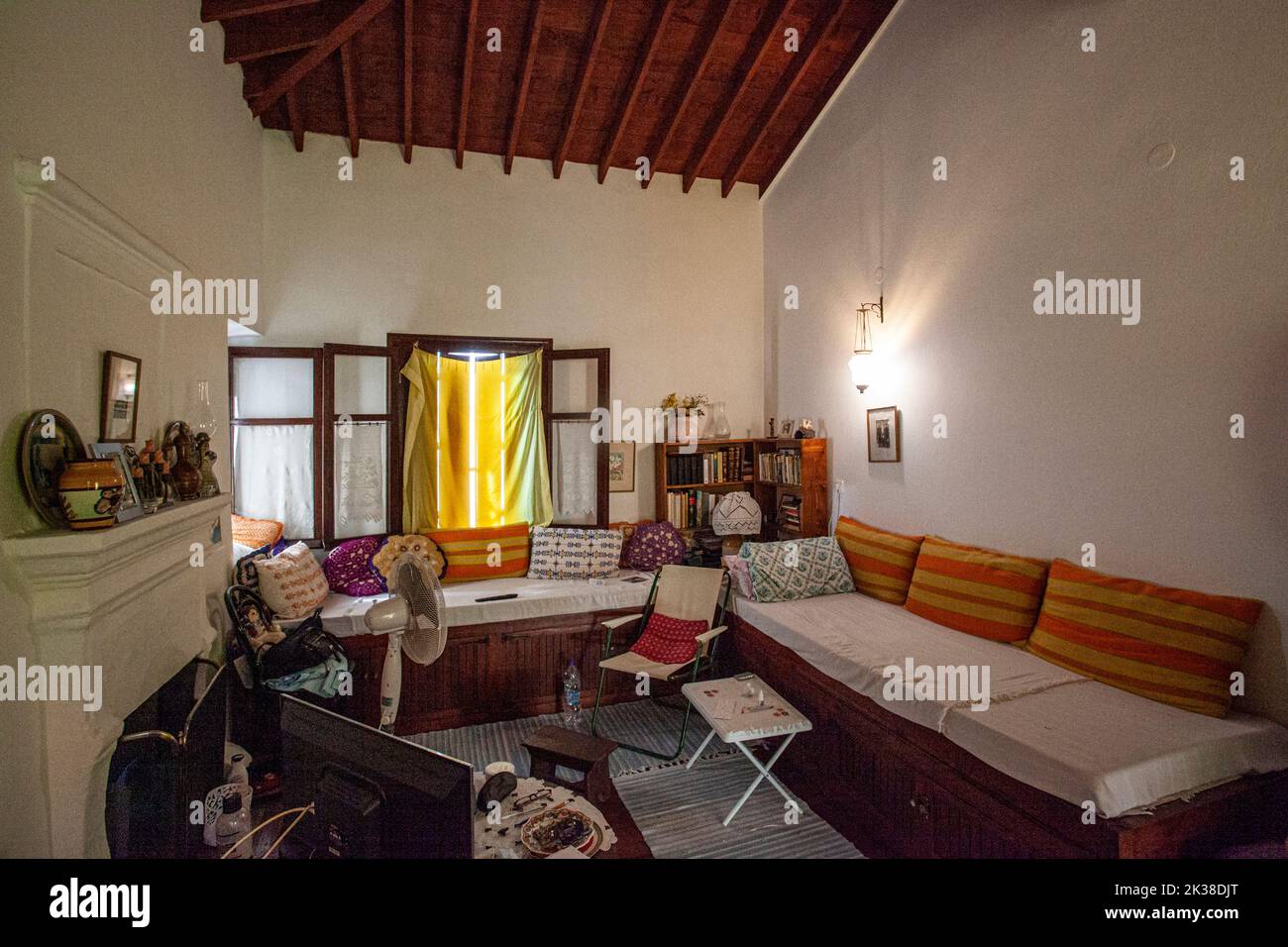 Isola di Skiathos, interno di vecchia casa ristrutturata con mobili originali, arcipelago delle Sporadi, Grecia Foto Stock