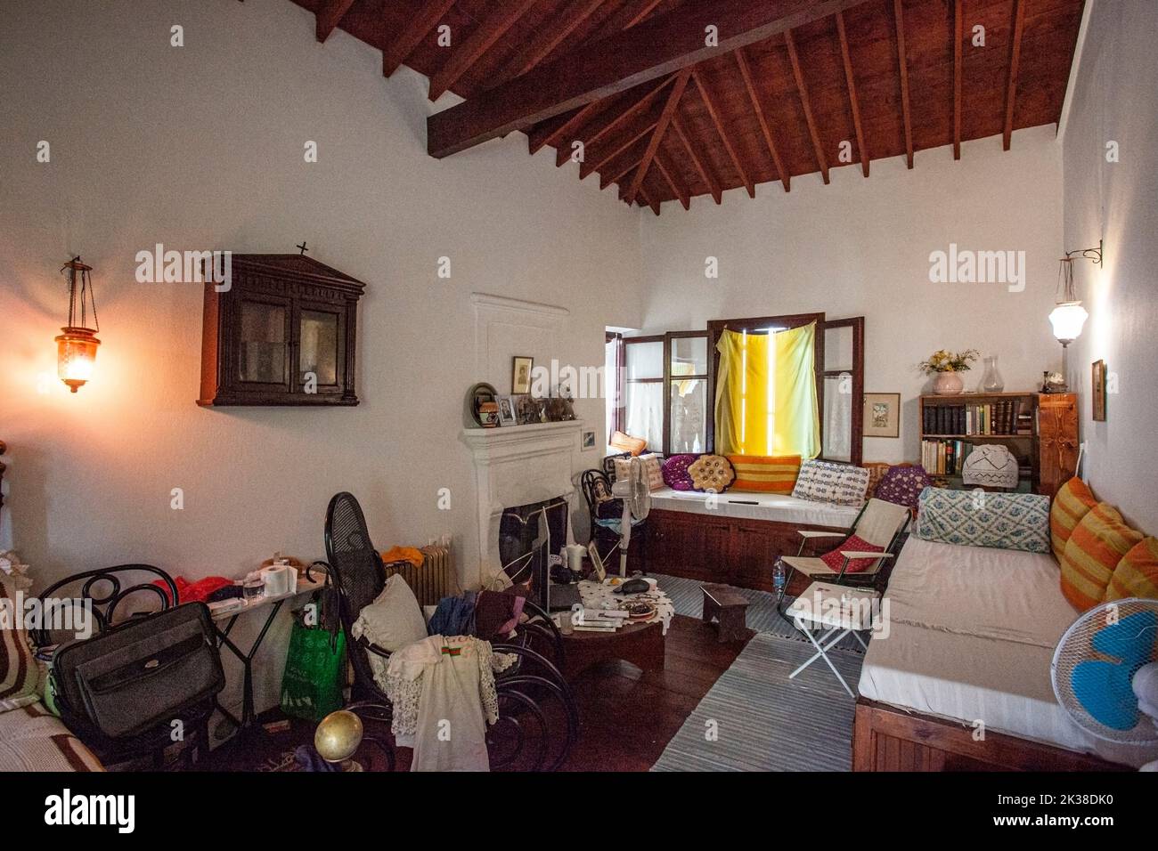 Isola di Skiathos, interno di vecchia casa ristrutturata con mobili originali, arcipelago delle Sporadi, Grecia Foto Stock