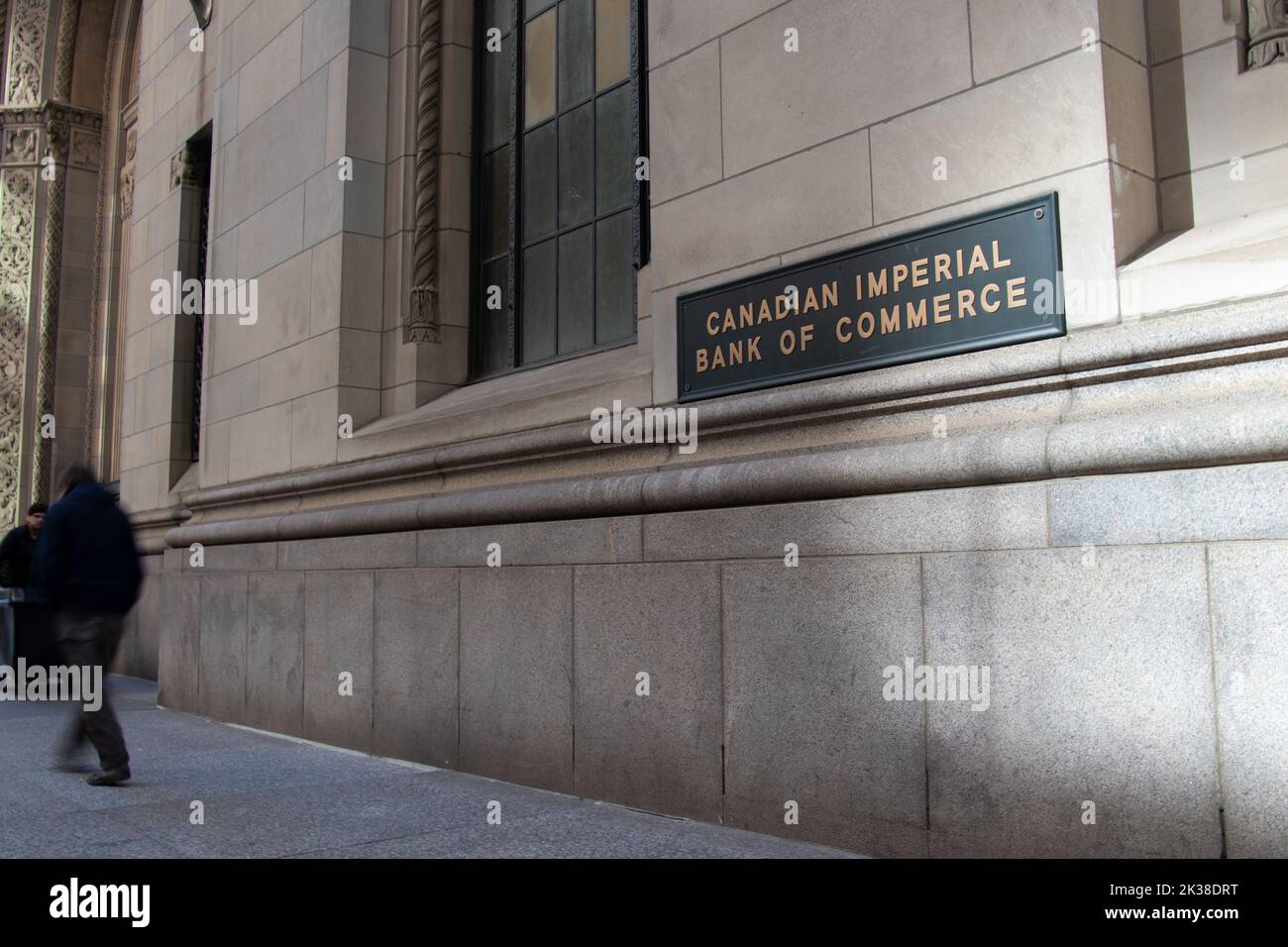 Il sole splende da un edificio nel quartiere finanziario di Toronto con un attacco per CIBC, la Canadian Imperial Bank of Commerce, la 5th banca più grande del Canada Foto Stock