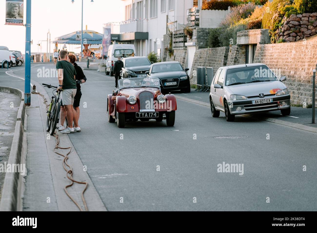 Un'auto Morgan classica che attraversa Port-en-Bessin Foto Stock