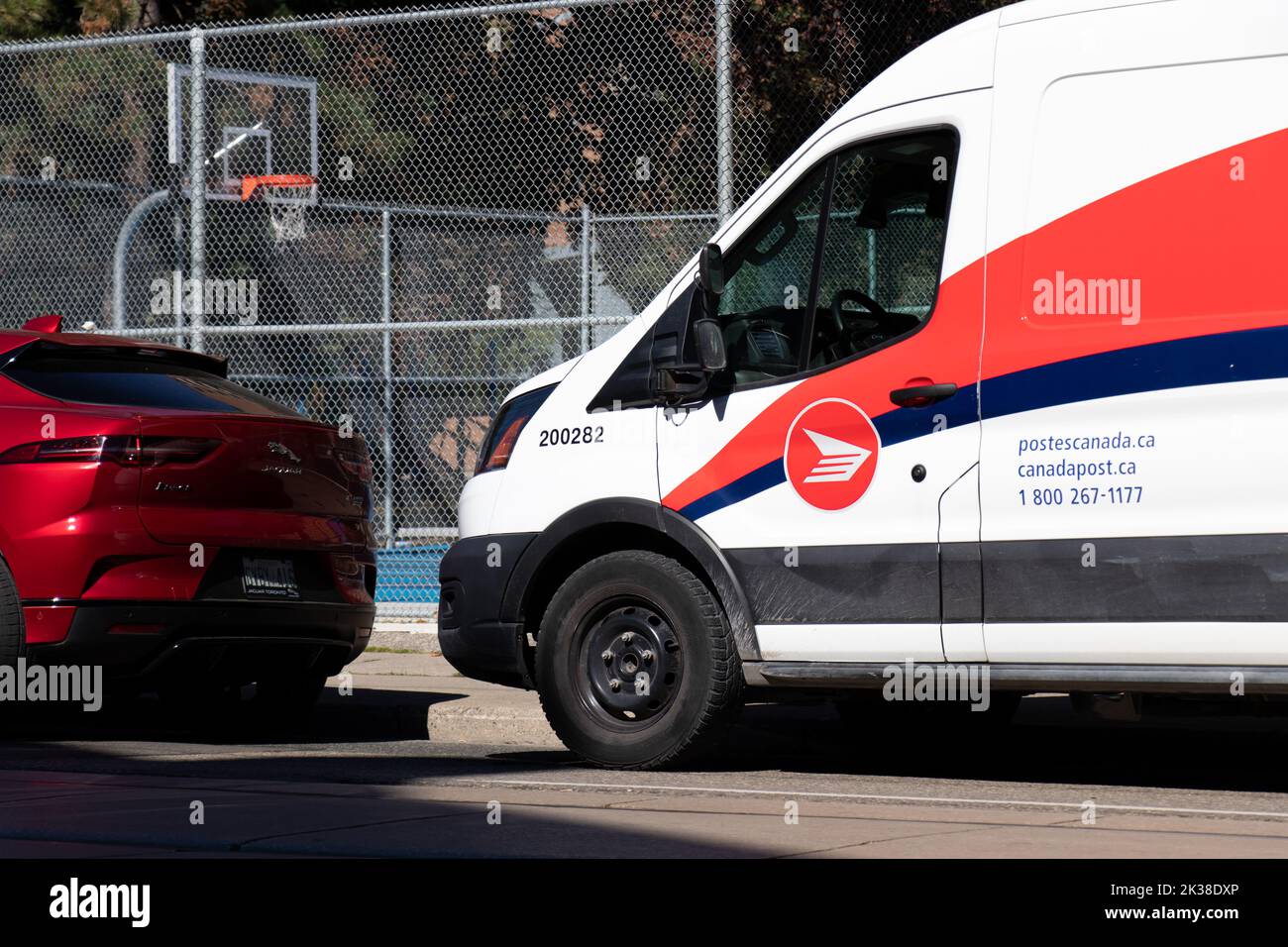 Un furgone Canada Post, il principale operatore postale in Canada, è visto mentre parcheggiato in una giornata di sole nel centro di Toronto. Foto Stock