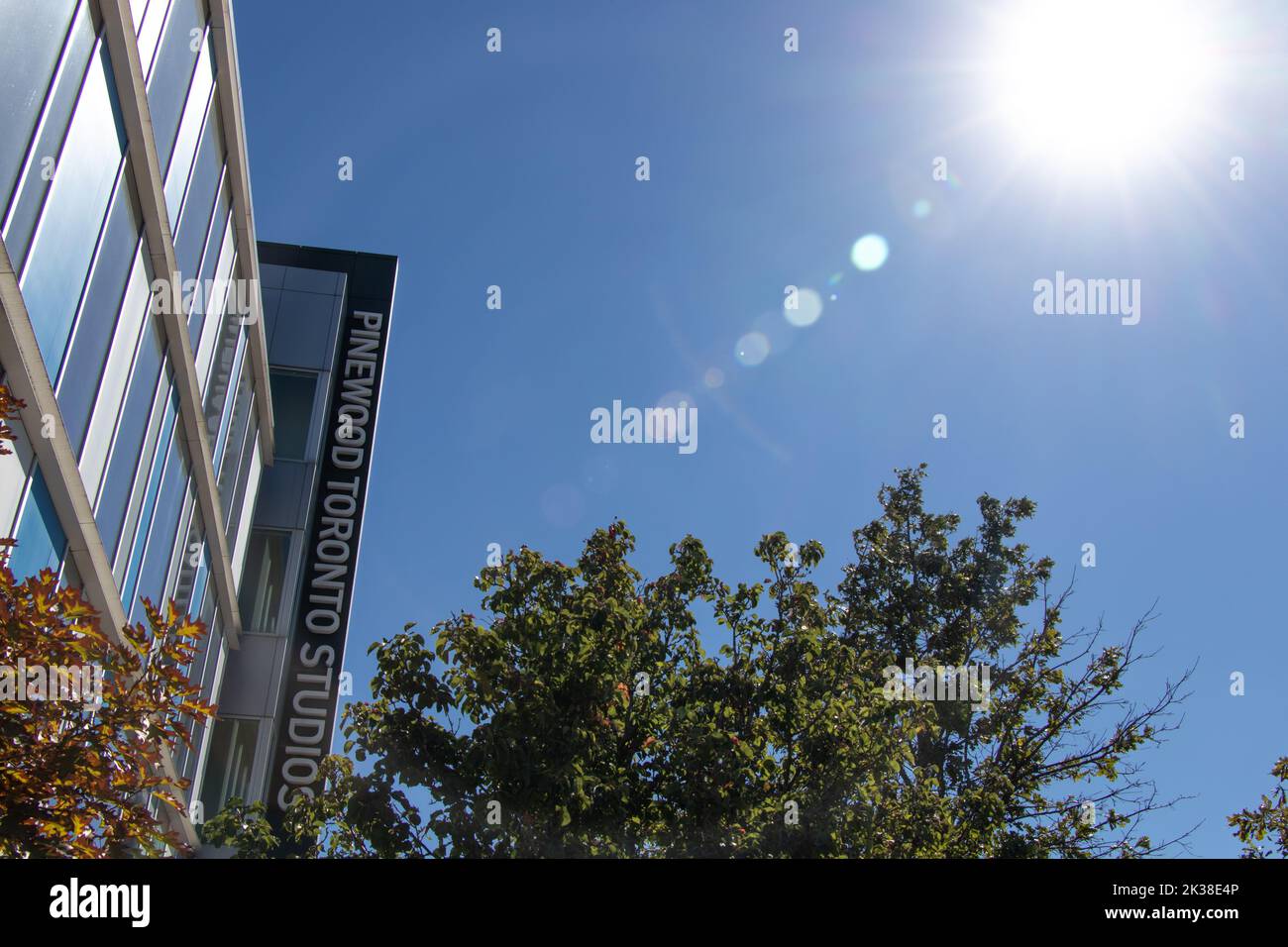 Il sole splende sui Pinewood Studios Toronto in una giornata limpida presso lo studio cinematografico di Toronto. Foto Stock