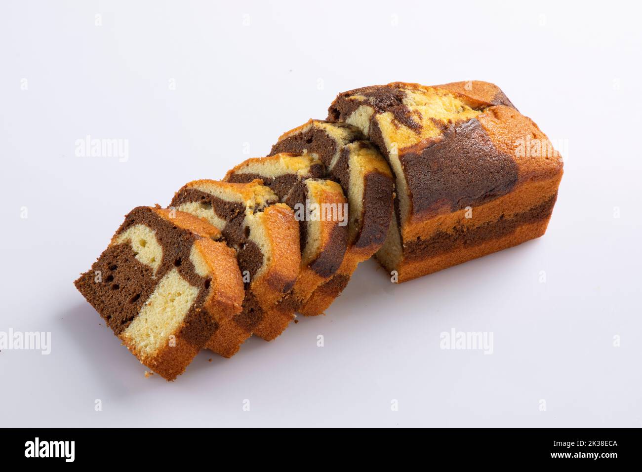 Torta di burro umida tagliata a fette isolata su fondo bianco. Fette di pan di Spagna all'ananas Foto Stock