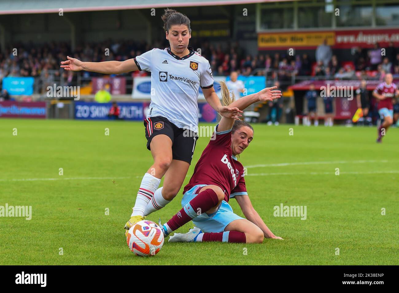 Londra, Regno Unito. 25th Set, 2022. Dagenham e Redbridge, Inghilterra, settembre 25 2022. Lucia Garcia (17 Manchester United) e Lisa Evans (7 West Ham United) sfidano la palla durante la partita di calcio della Barclays Womens Super League tra West Ham United e Manchester United al Victoria Road Stadium, Dagenham, Inghilterra. (Kevin Hodgson/SPP) Credit: SPP Sport Press Photo. /Alamy Live News Foto Stock