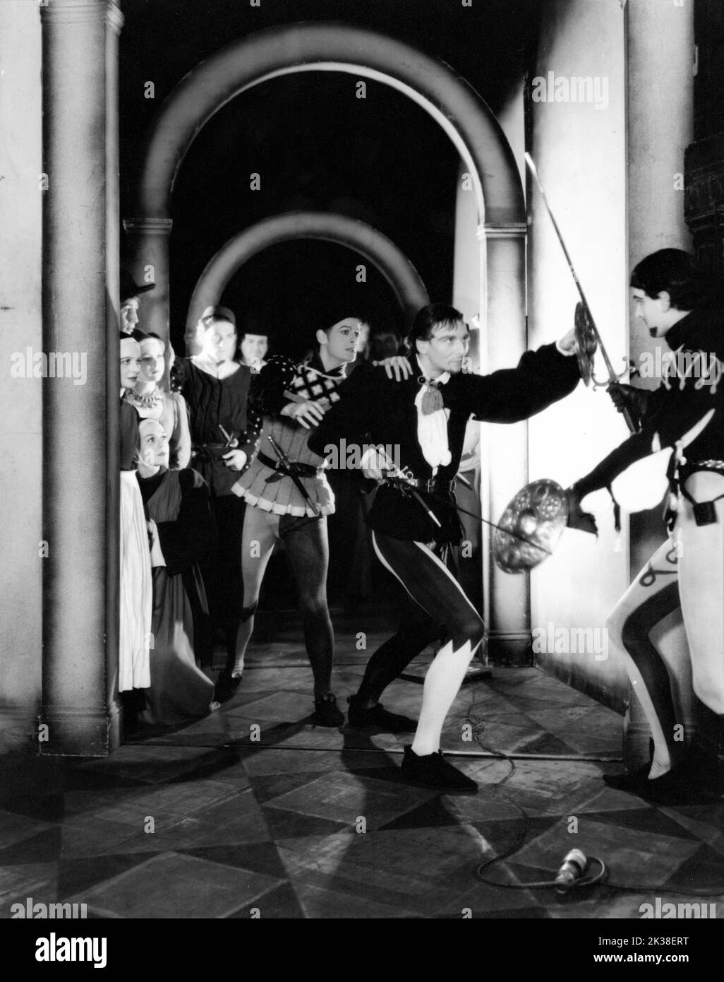 HARRY ANDREWS JOHN GIELGUD come Mercutio e GEOFFREY TOONE come Tybalt in ROMEO E GIULIETTA commedia di William Shakespeare prodotto nel 1935 da JOHN GIELGUD al New Theatre St. Martin's Lane London scenografie e costumi progettati da Motley Foto Stock