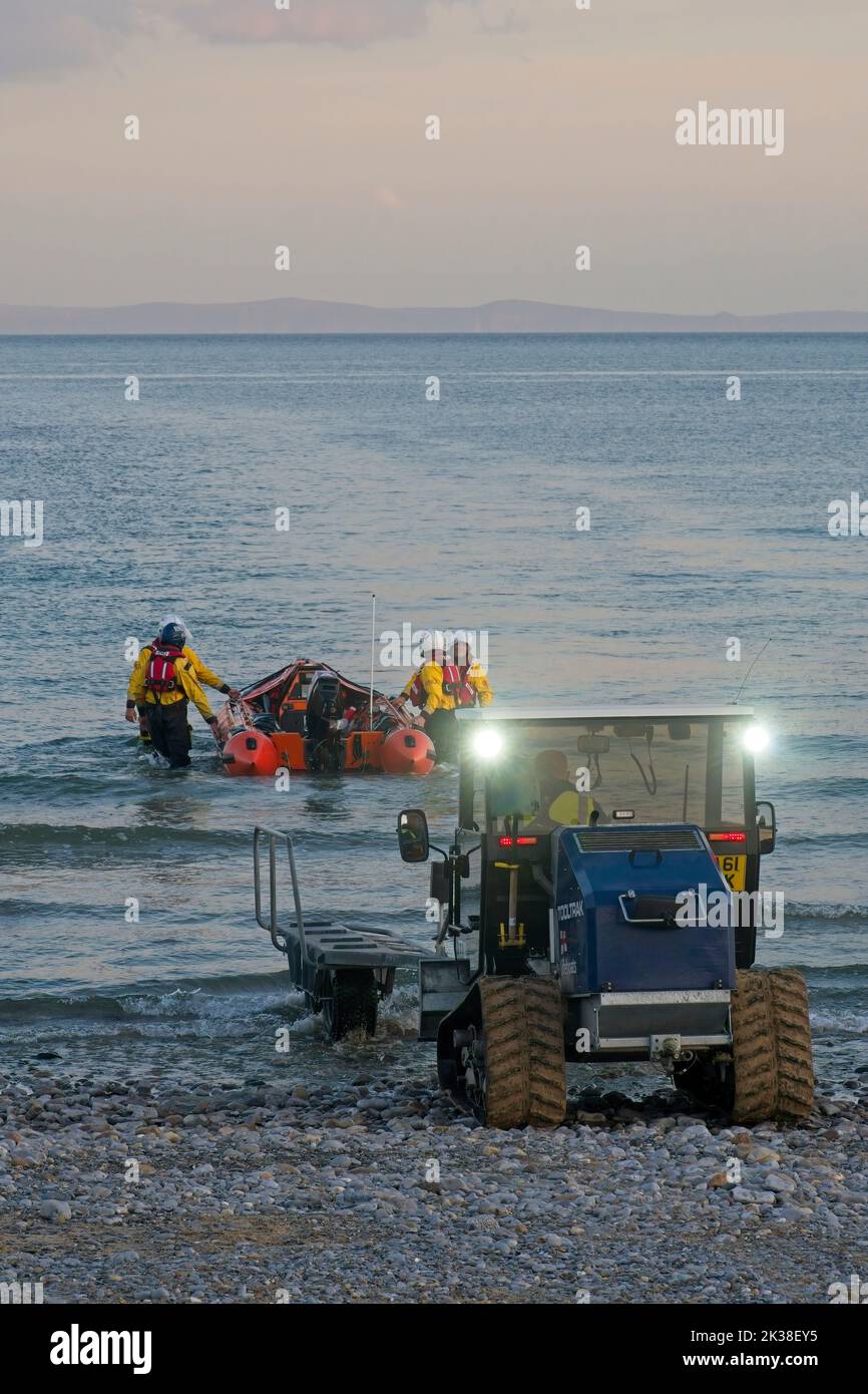 Horton Gower Wales UK RNLI Inshore Lifeboat di ritorno alla stazione Lifeboat dopo l'esercitazione veicolo di recupero spiaggia e equipaggio che assiste in acque poco profonde. Foto Stock