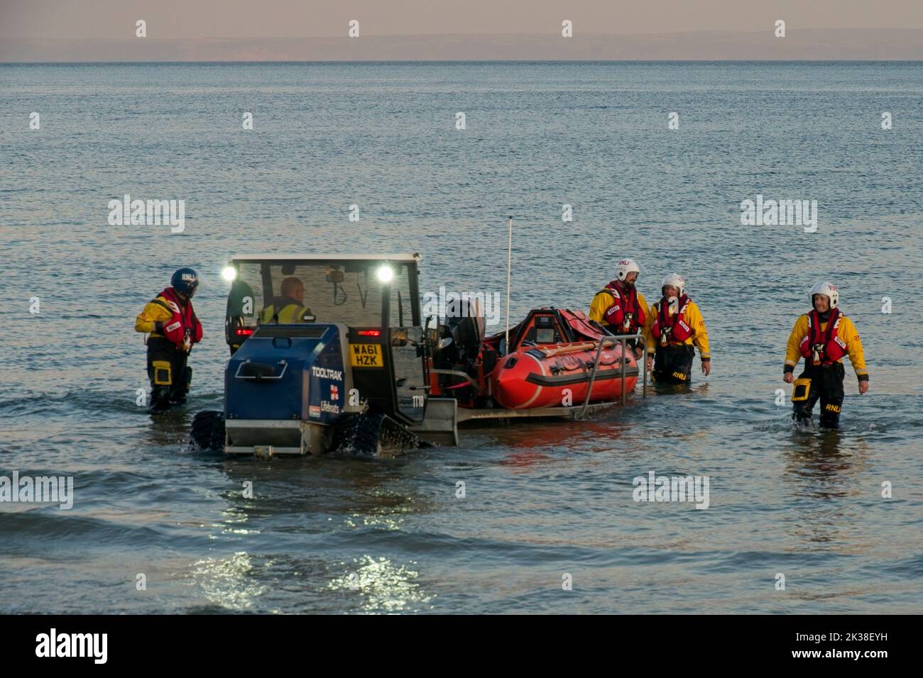 Horton Gower Wales UK RNLI Inshore Lifeboat di ritorno alla stazione Lifeboat dopo l'esercitazione veicolo di recupero spiaggia e equipaggio che assiste in acque poco profonde. Foto Stock