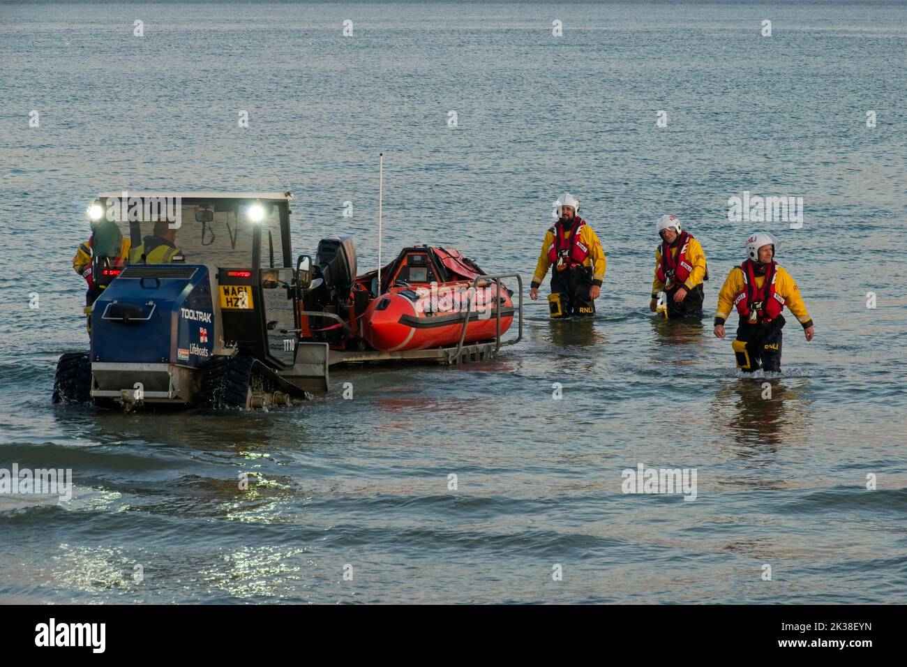 Horton Gower Wales UK RNLI Inshore Lifeboat di ritorno alla stazione Lifeboat dopo l'esercitazione veicolo di recupero spiaggia e equipaggio che assiste in acque poco profonde. Foto Stock