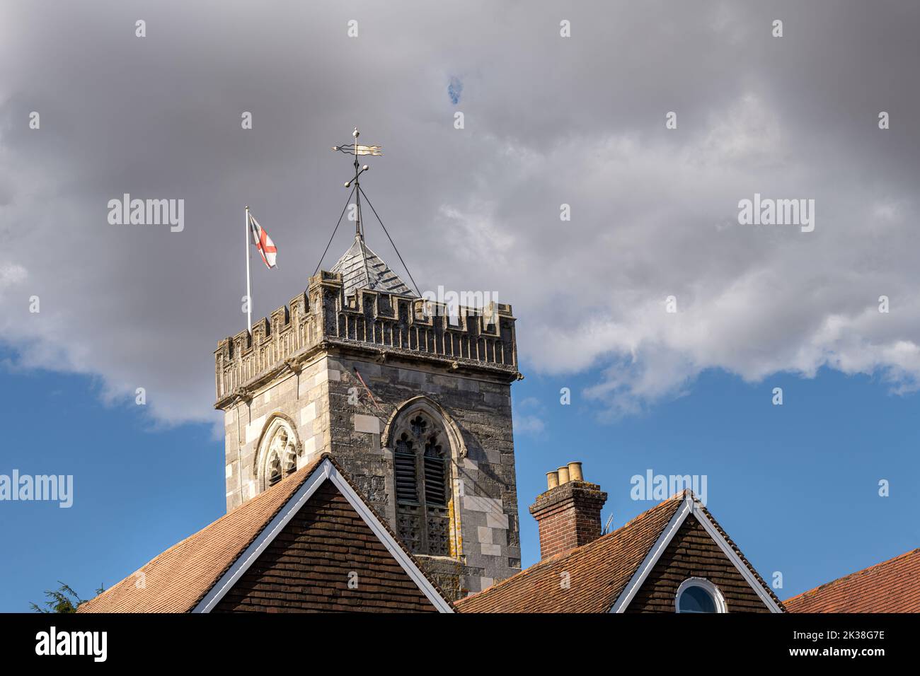 Vista della torre della chiesa di San Tommaso a Becket sui tetti di Salisbury, Wiltshire, Inghilterra Foto Stock