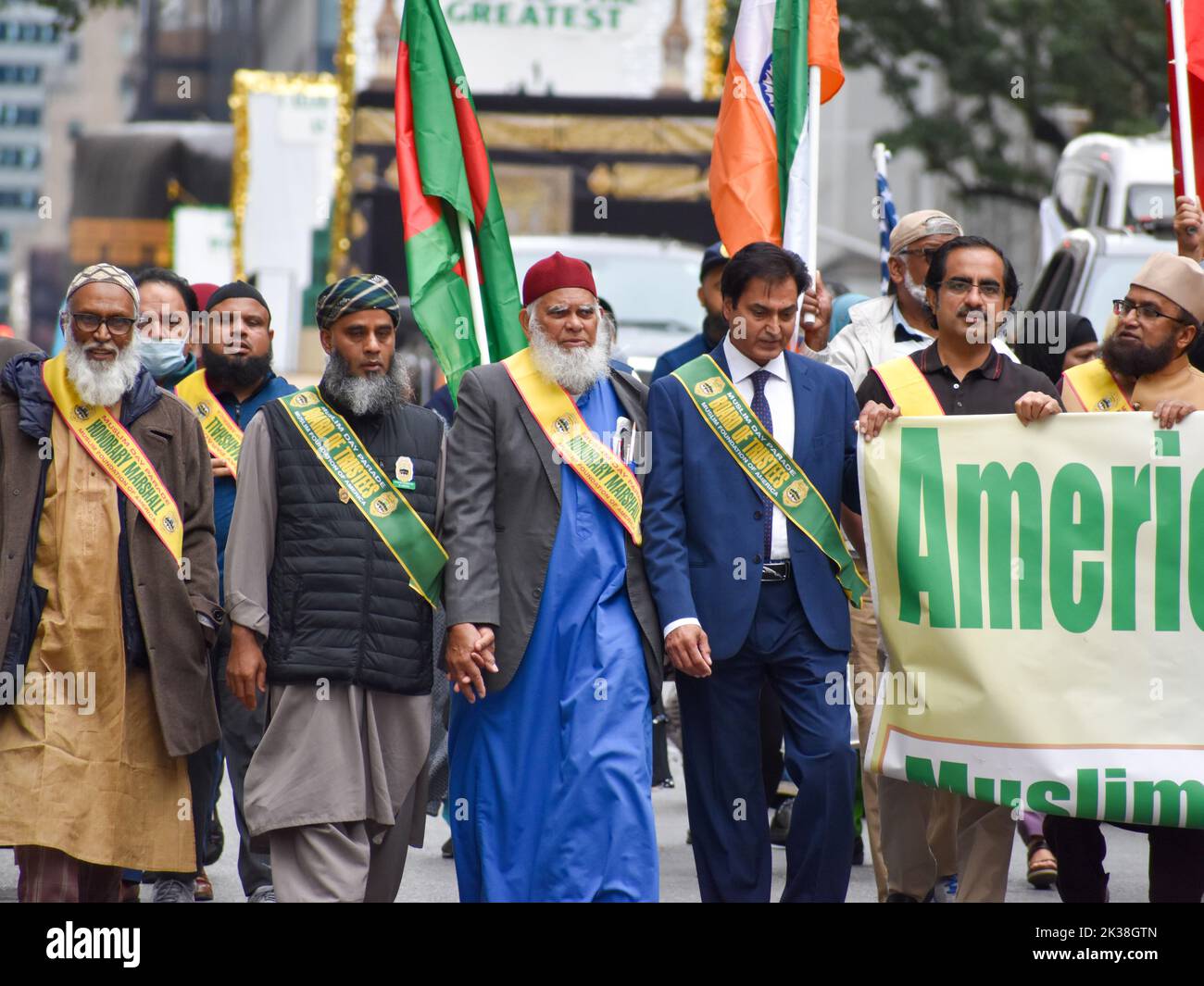 New York, Stati Uniti. 25th Set, 2022. Dopo una breve preghiera, l'annuale Muslim Day Parade si svolge lungo Madison Avenue il 25 settembre 2022 a Midtown Manhattan, New York City. Musulmani da tutto il mondo partecipano alla parata. (Foto di Ryan Rahman/Pacific Press) Credit: Pacific Press Media Production Corp./Alamy Live News Foto Stock