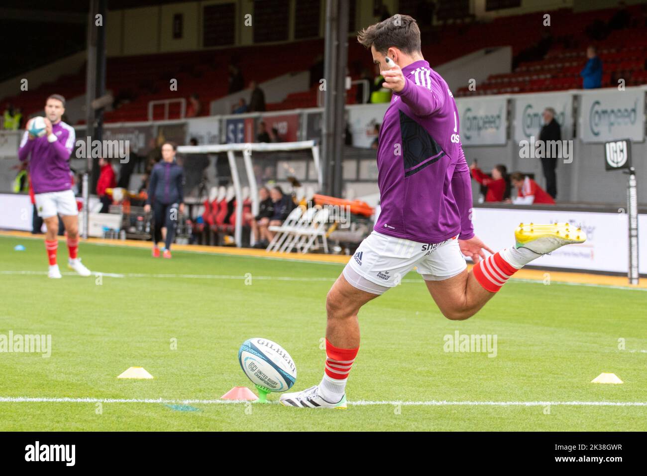 Joey Carbery of Munster durante la partita del Campionato di rugby 2 tra Dragons RFC e Munster Rugby alla Rodney Parade di Newport, Galles, Regno Unito il 25 settembre 2022 (Foto di Andrew SURMA/ Credit: Sipa USA/Alamy Live News Foto Stock