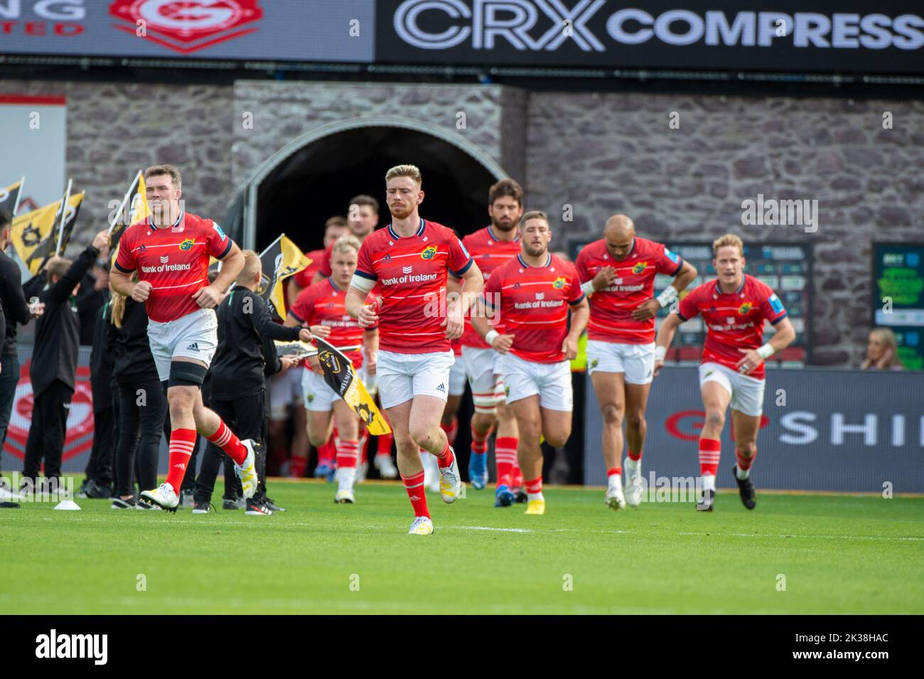 I giocatori di Munster durante la partita del Campionato di rugby 2 tra Dragons RFC e Munster Rugby alla Rodney Parade di Newport, Galles, Regno Unito il 25 settembre 2022 (Foto di Andrew SURMA/ Credit: Sipa USA/Alamy Live News Foto Stock