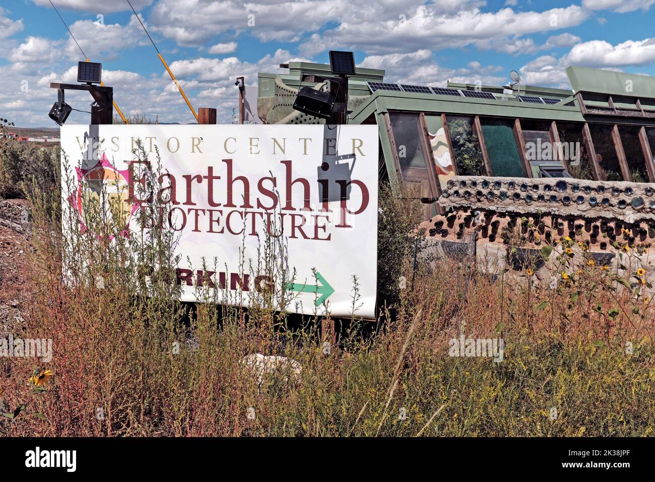 Earthship Biotecture Vistor Center segno fuori del centro visitatori a Tres Piedras, New Mexico il 16 settembre 2022. Foto Stock