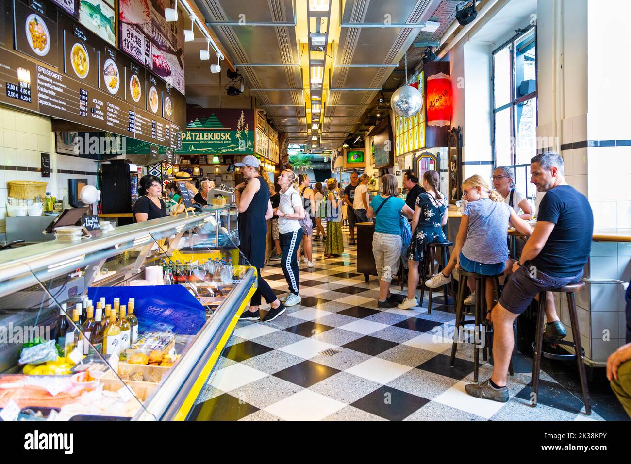 Interno del mercato alimentare Markthalle a Friburgo in Breisgau, Germania Foto Stock