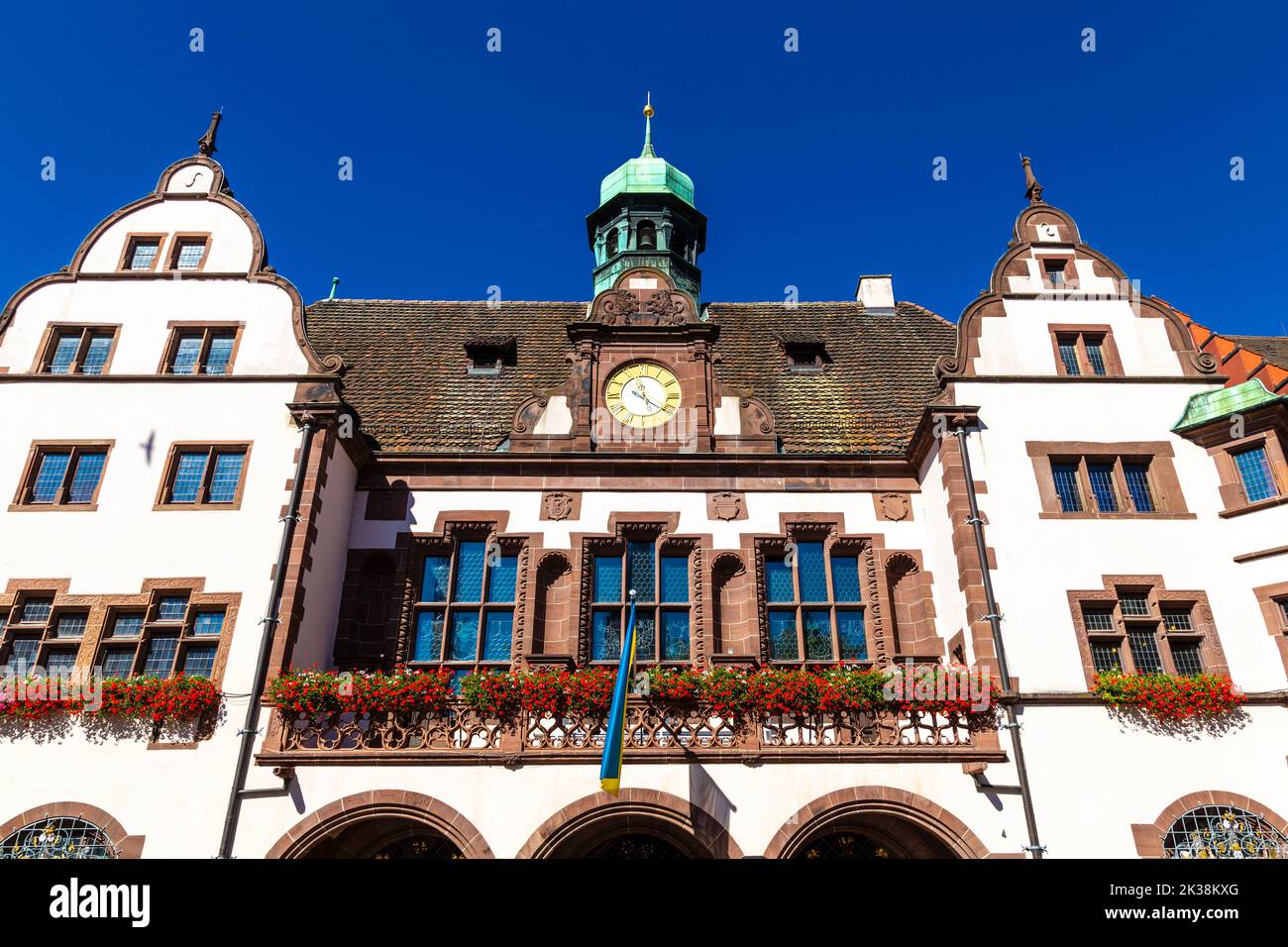 Esterno del nuovo Municipio del 16th° secolo (Neues Rathaus), Rathausplatz, Friburgo in Breisgau, Germania Foto Stock
