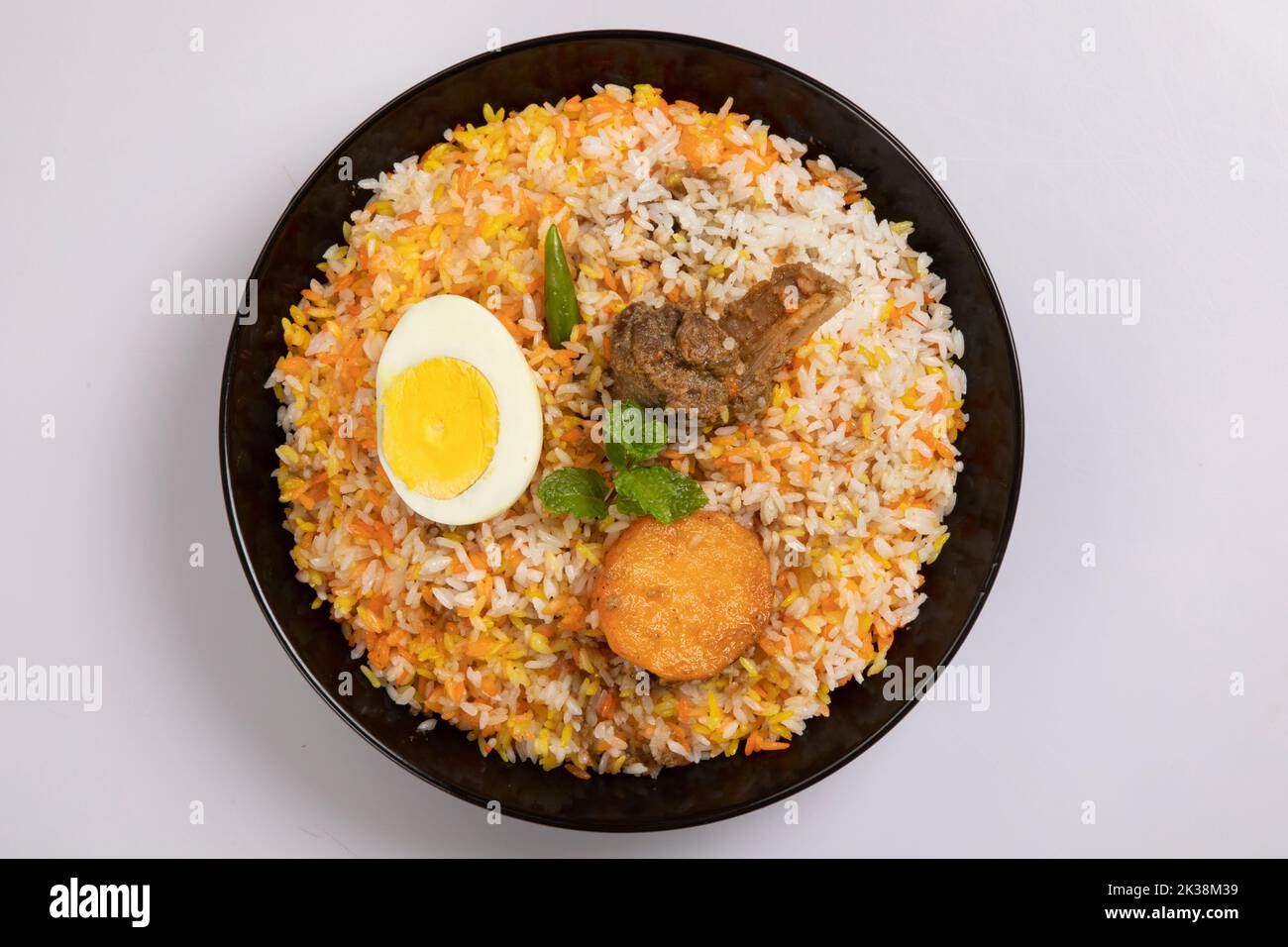 Kachchi Biriyani, pollo biriyani, gamberi biriyani, Dhaka stile biriyani, polau semplice cotto con riso aromatico o chinigura riso isolato su bac bianco Foto Stock