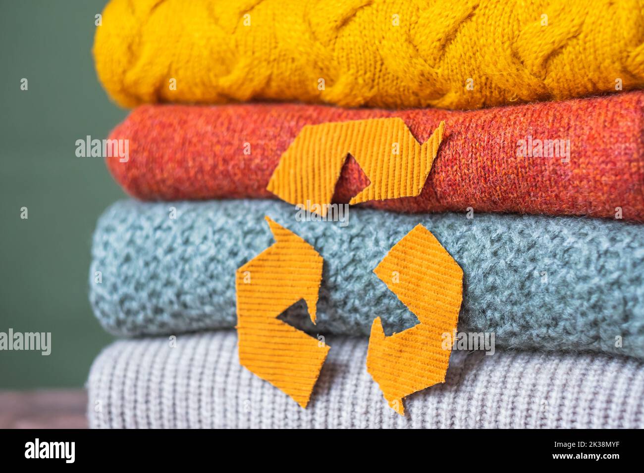 Chiudere il simbolo del tessuto corduroy con le frecce intorno. Simbolo di riciclaggio degli indumenti. Vestiti usati. Concetto di moda lenta Foto Stock