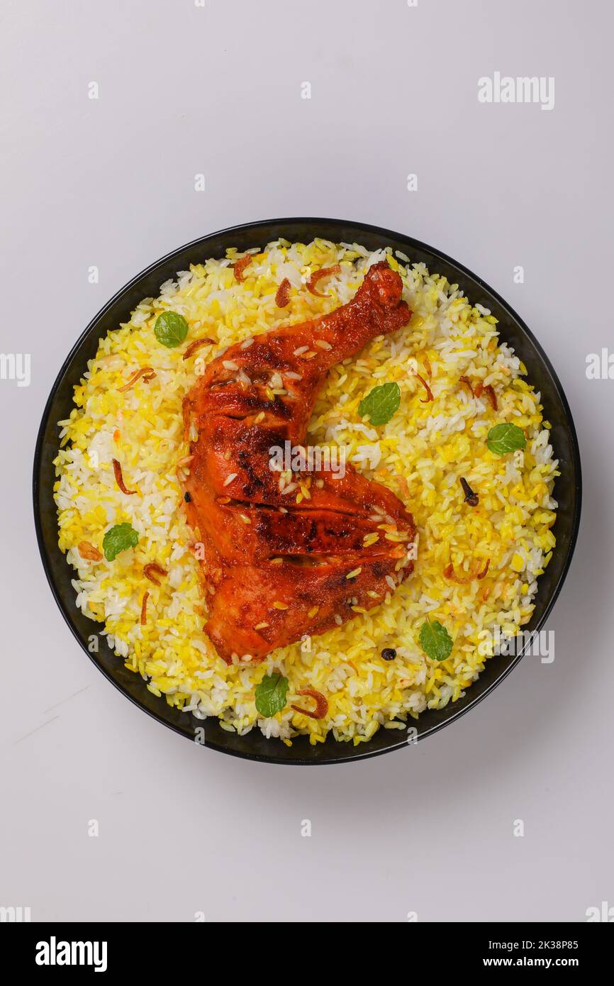 Kachchi Biriyani, pollo biriyani, gamberi biriyani, Dhaka stile biriyani, polau semplice cotto con riso aromatico o chinigura riso isolato su bac bianco Foto Stock