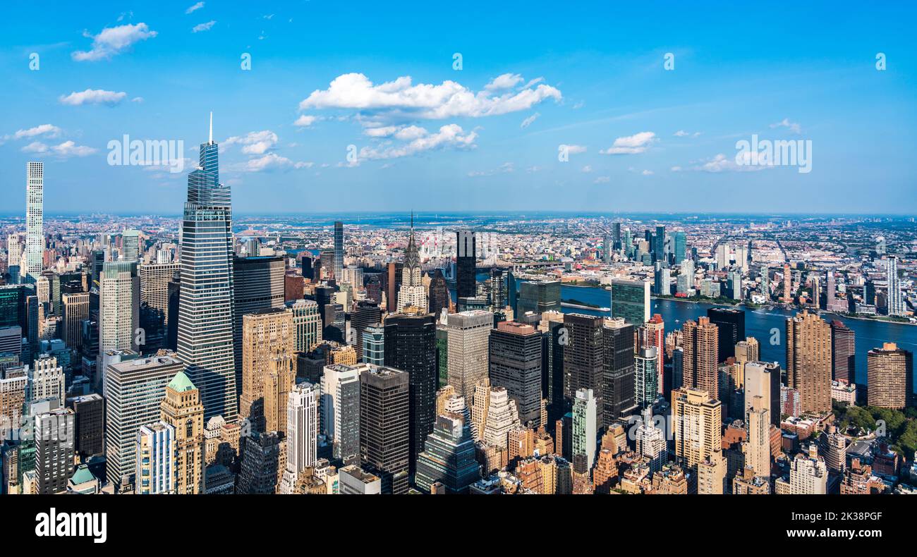 Skyline di New York, vista panoramica con grattacieli nel centro di Manhattan con cielo blu Foto Stock