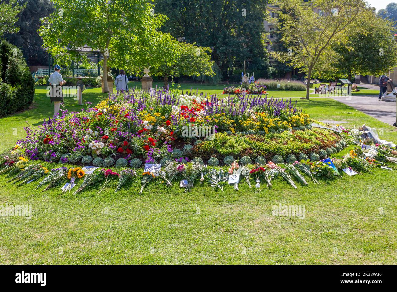 Tributi floreali alla Regina intorno ai aiuole in Parade Gardens, Bath, Regno Unito. Foto Stock