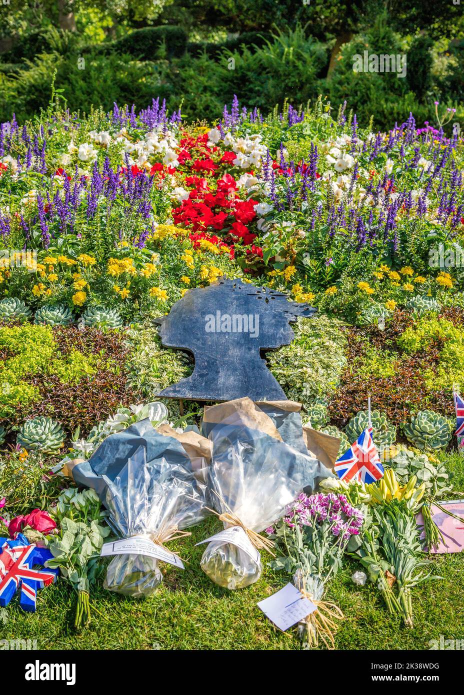 Tributi floreali alla Regina intorno ai aiuole in Parade Gardens, Bath, Regno Unito. Foto Stock