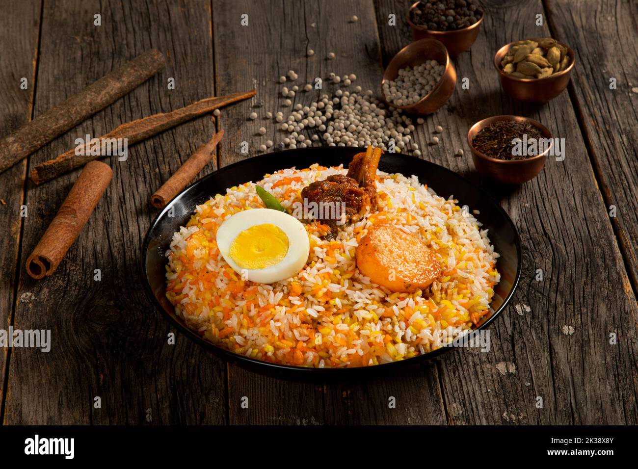 Kachchi Biriyani, pollo biriyani, gamberi biriyani, Dhaka stile biriyani, polau semplice cotto con riso aromatico o chinigura riso isolato su bac bianco Foto Stock