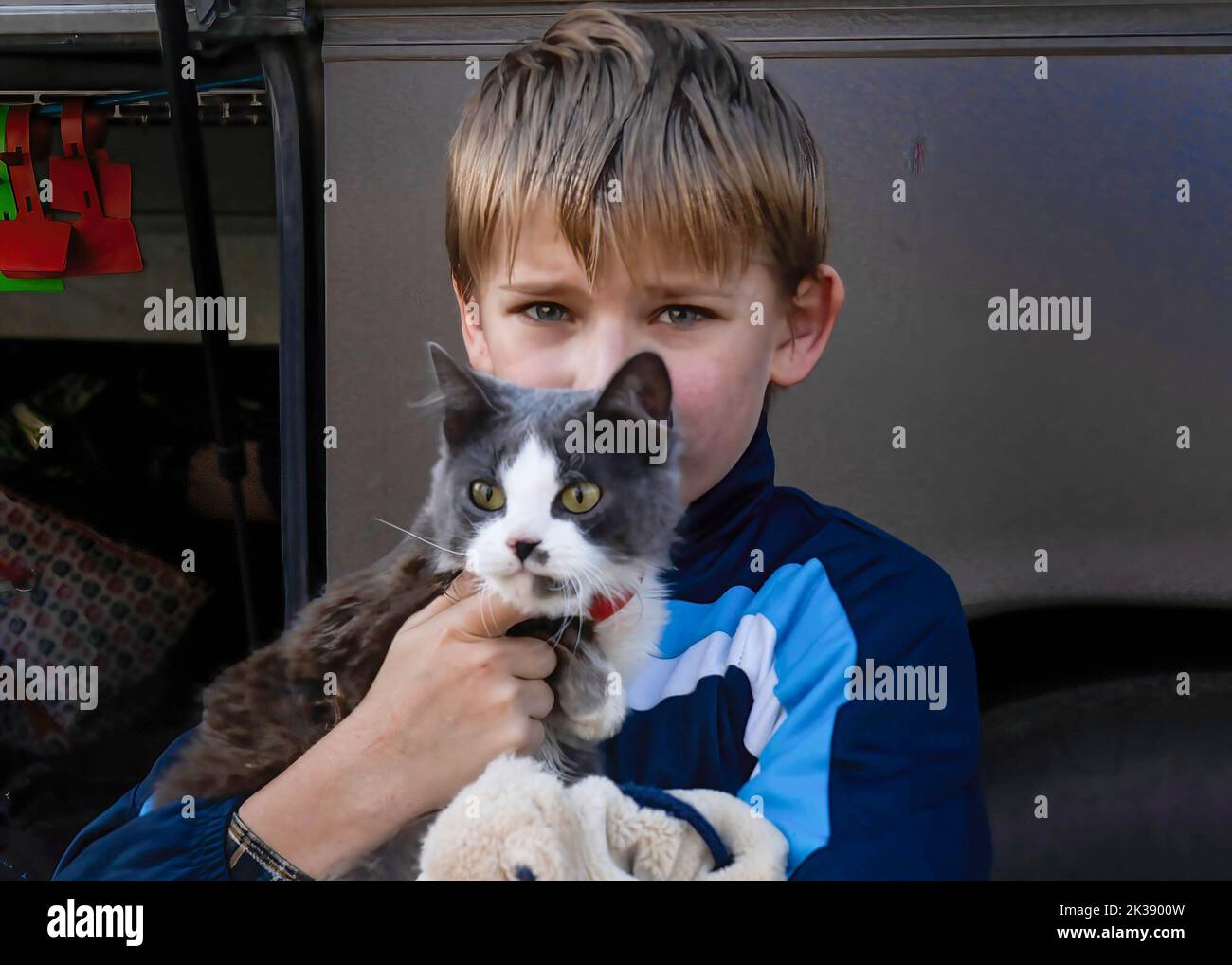 Shevchenkove, Ucraina. 21st Set, 2022. Un ragazzo di Kupiansk porta con sé il gatto dall'evacuazione. I civili ucraini vengono evacuati mentre le forze armate ucraine e russe sono in grave lotta nel nord-est del paese. L’Ucraina ha incontrato la resistenza delle truppe russe mentre ha fatto una controoffensiva di successo nel nord-est del paese, riconquistando quasi tutta la regione di Kharkiv. (Credit Image: © Ashley Chan/SOPA Images via ZUMA Press Wire) Foto Stock