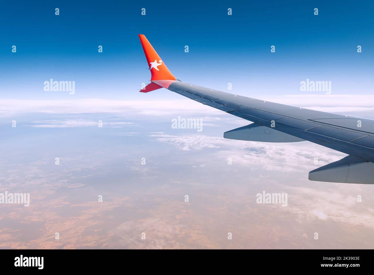 20 luglio 2022, Antalya, Turchia: Logo della compagnia aerea Corendon su un'alinga. Vista dall'ala dell'aeroplano dalla finestra durante un volo in vacanza. Bel cielo e c Foto Stock