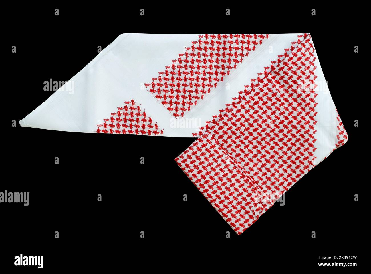 saudi Men abbigliamento accessorio testa sciarpa rosso shemagh closeup nero sfondo spazio per testo lusso tradizionale arabo uomini vestirsi Foto Stock